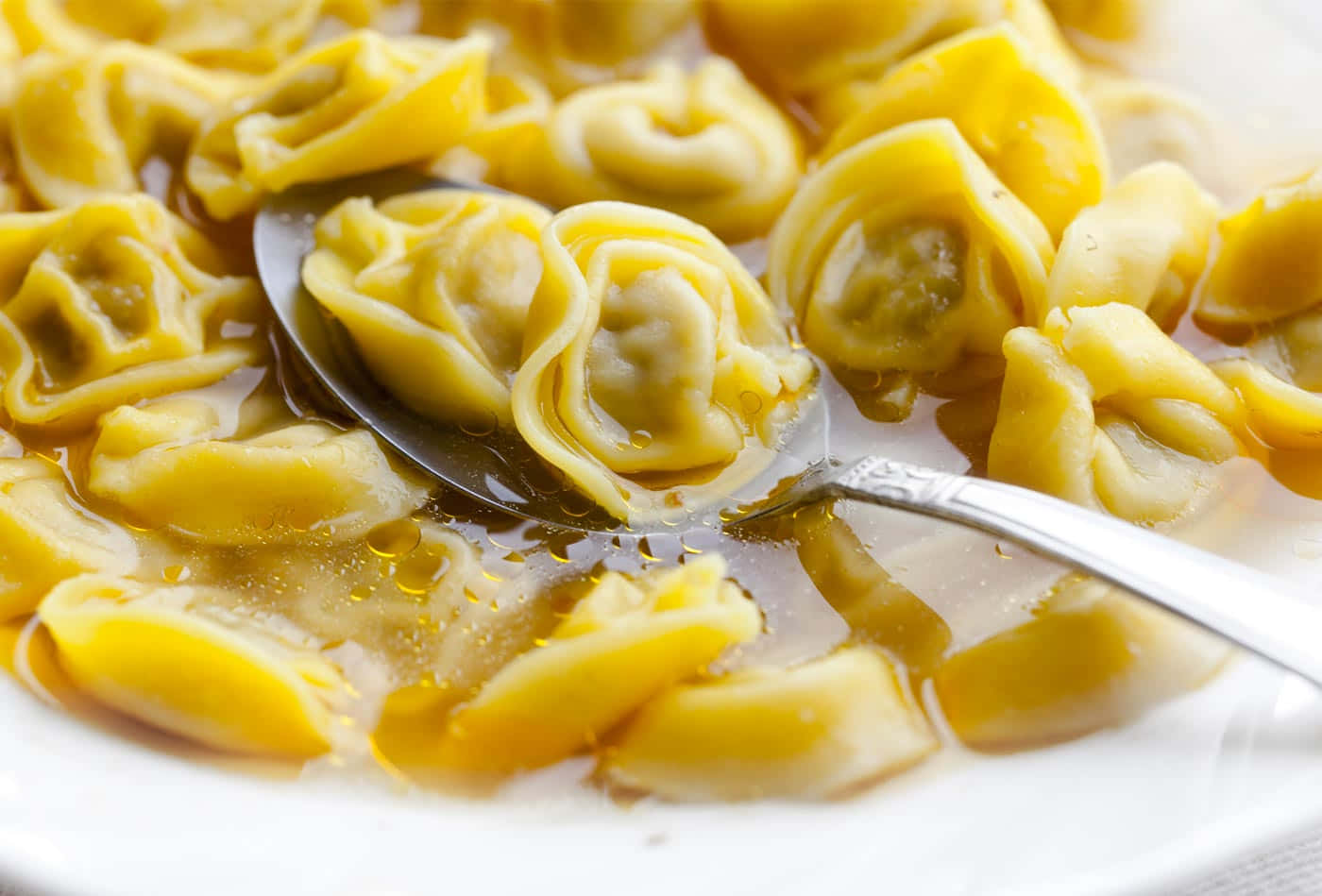 tortellini in brodo, golden tortellini, rich broth, HD Desktop Wallpaper