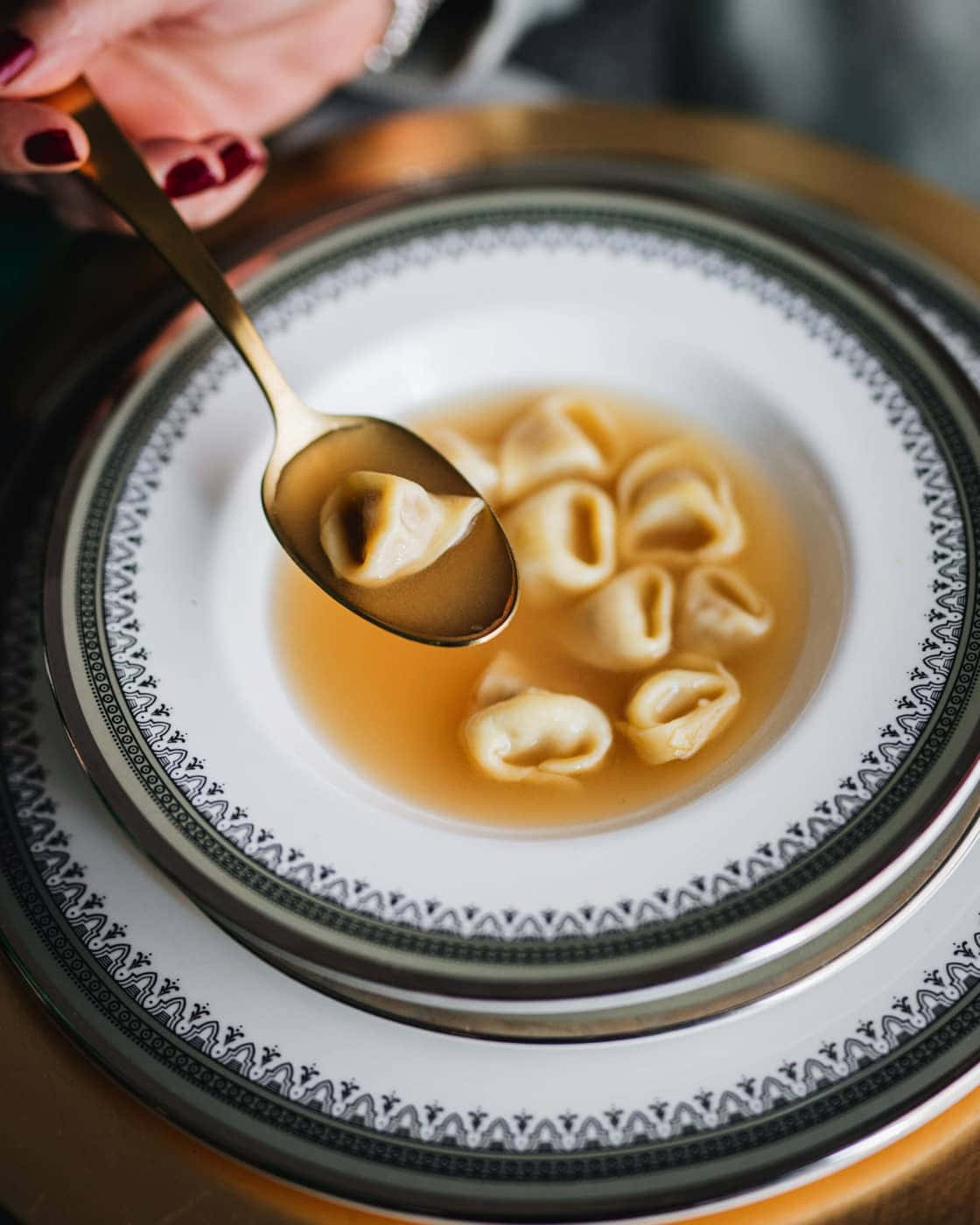tortellini in brodo, golden spoon, clear broth, HD Phone Wallpaper