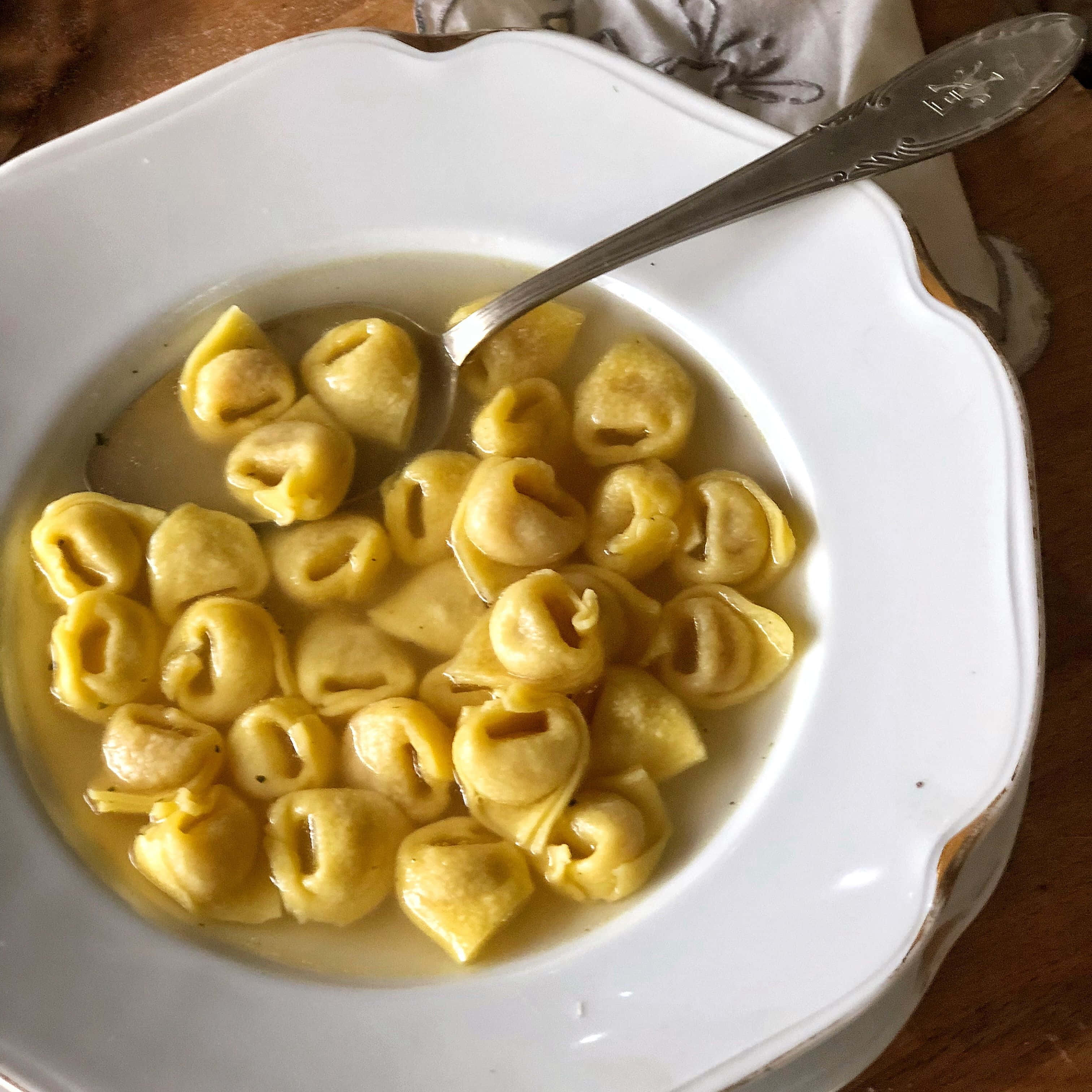 homemade tortellini in brodo, white scalloped bowl, golden tortellini, 2K Desktop Wallpaper