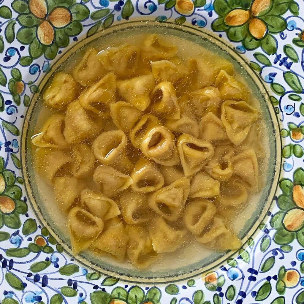 tortellini in brodo, glass bowl, colorful floral plate, SD Desktop Wallpaper