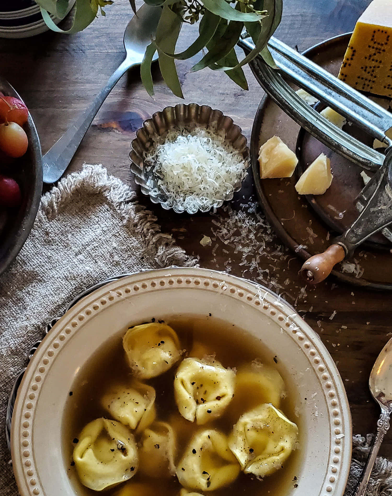 tortellini in brodo, rustic wooden table, bowl of tortellini in broth, HD Phone Wallpaper