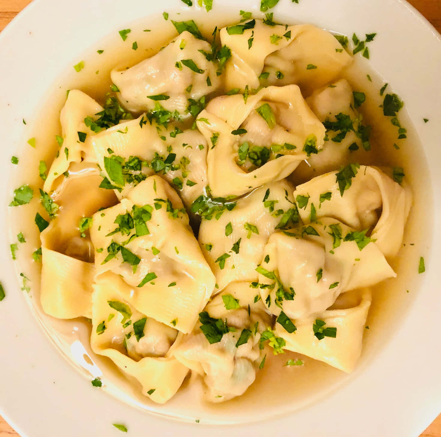 Tortellini In Brodo, clear broth, fresh chopped parsley, HD Desktop Wallpaper