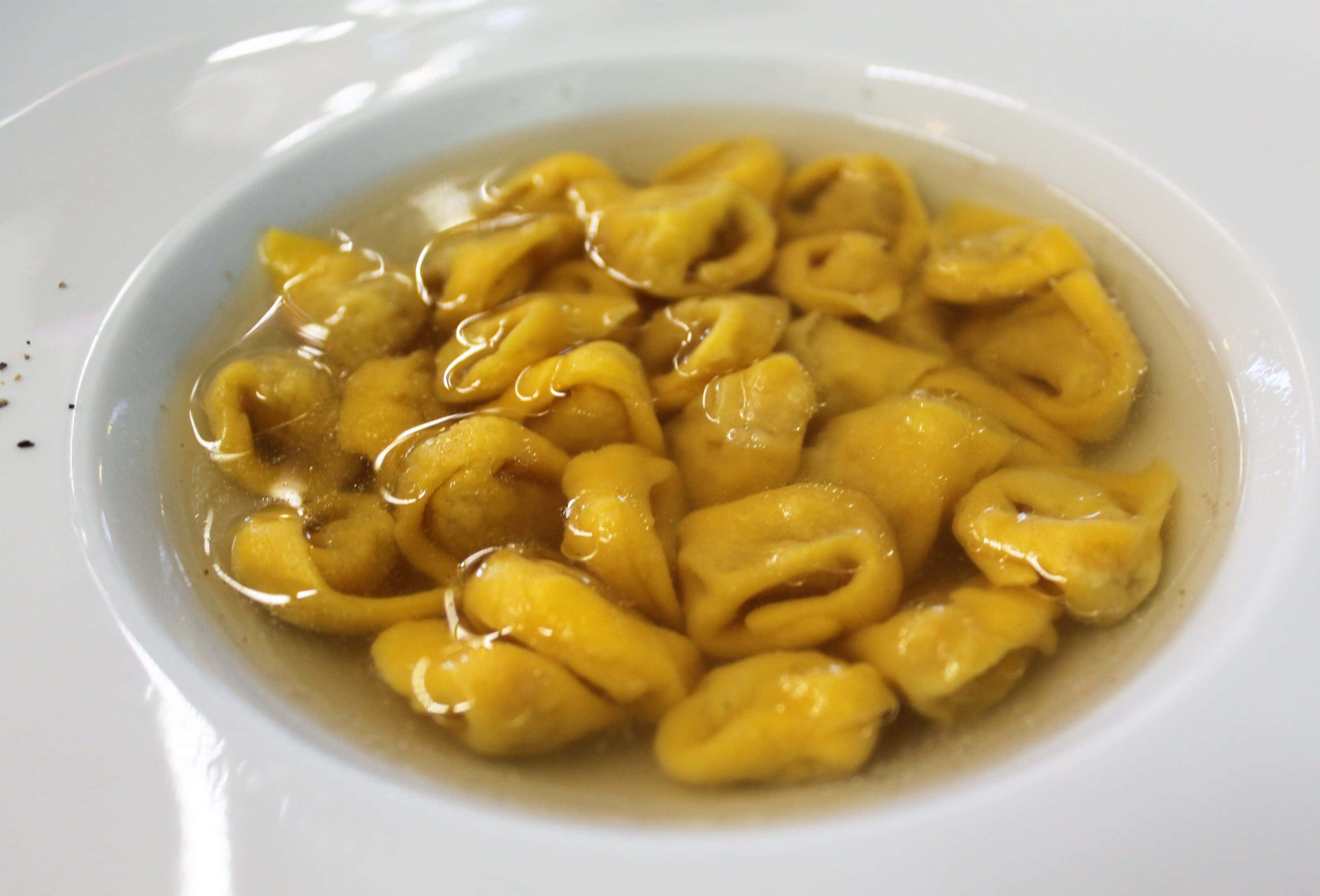 tortellini in brodo, golden tortellini, clear broth, 2K Desktop Wallpaper