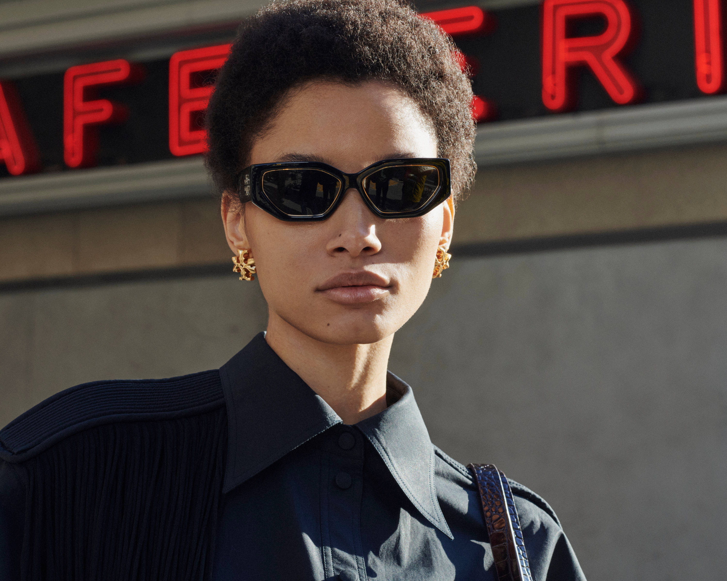 Tory Burch, black sunglasses, gold earrings, 2K Desktop Wallpaper