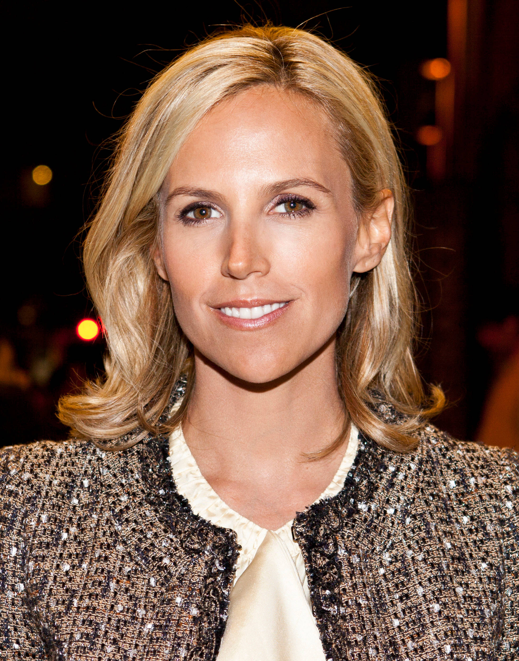 Tory Burch, blonde woman, textured tweed jacket, Full HD Phone Wallpaper