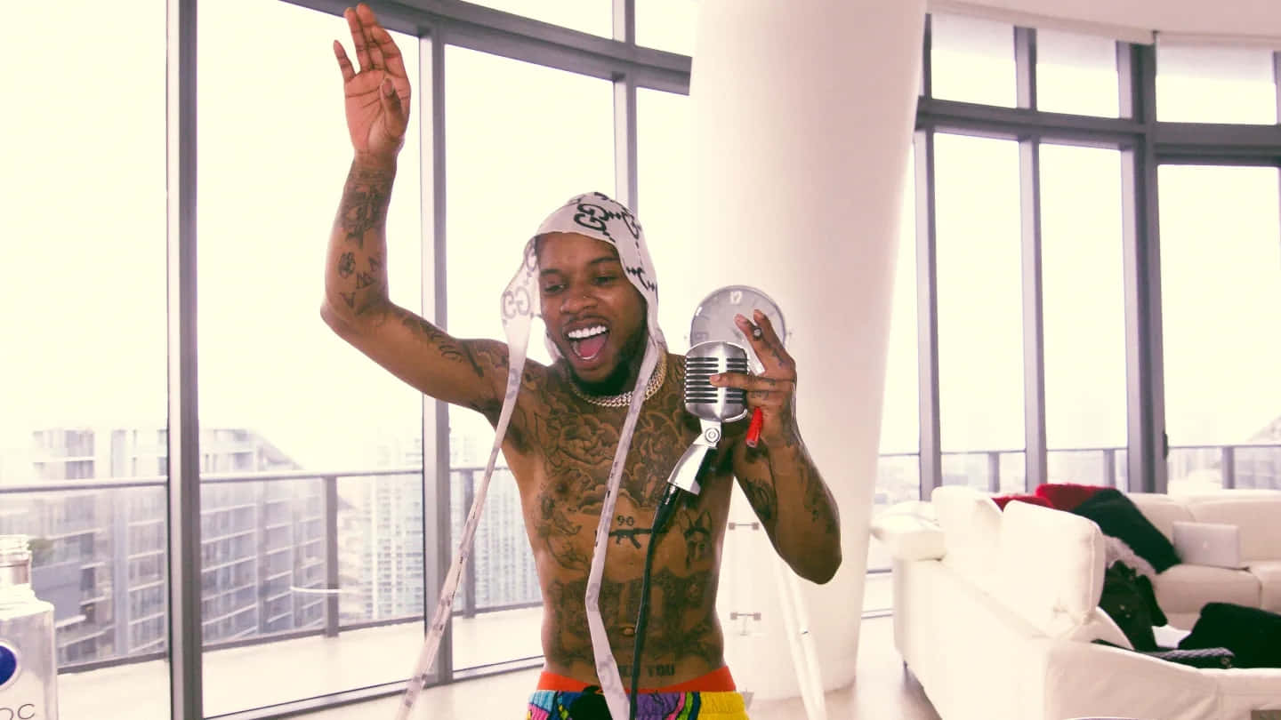 Tory Lanez, vintage microphone, patterned headwrap, HD Desktop Wallpaper