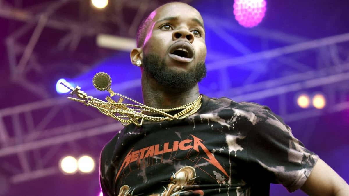 Tory Lanez, purple lit stage, gold chains, SD Desktop Wallpaper