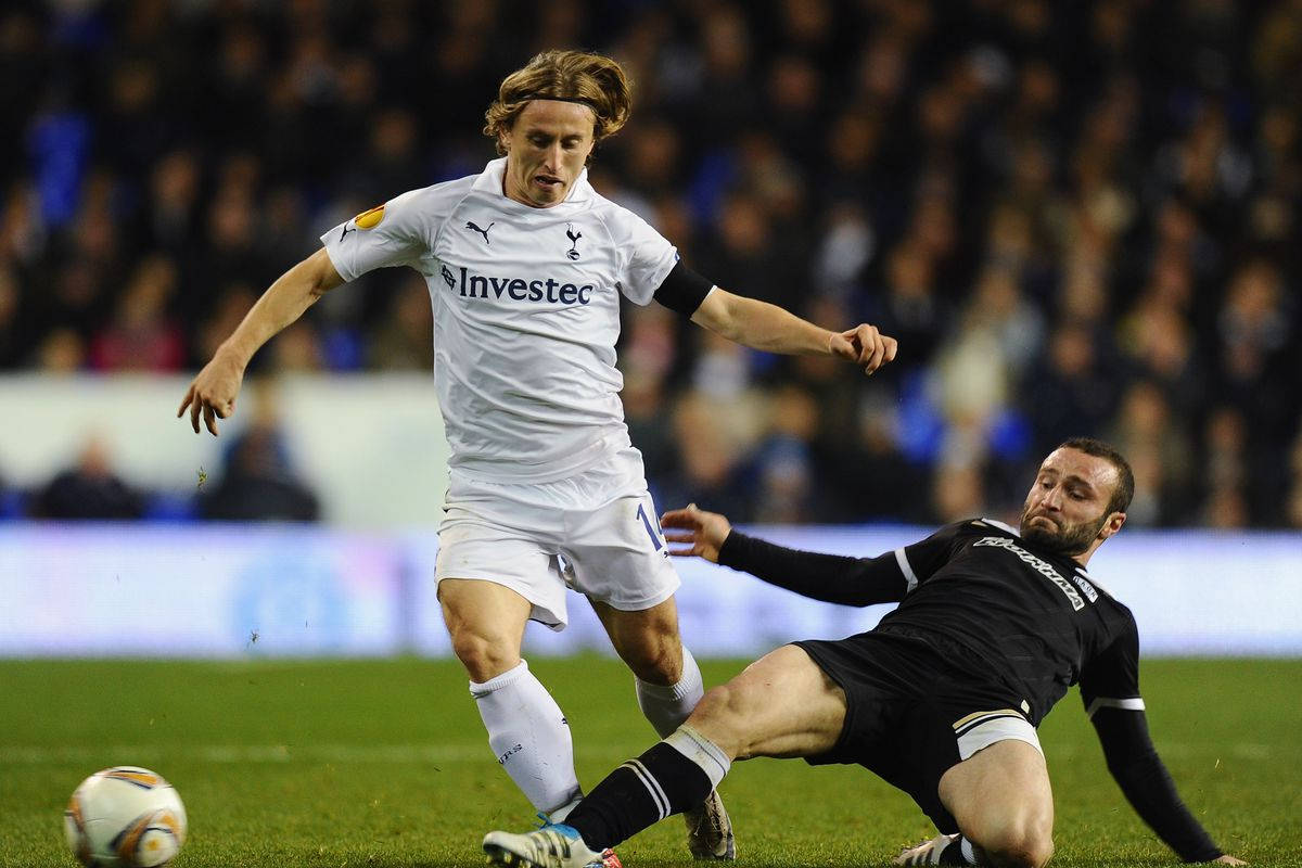 Tottenham Hotspurs FC Stadium, white jersey, sliding opponent, SD Desktop Wallpaper