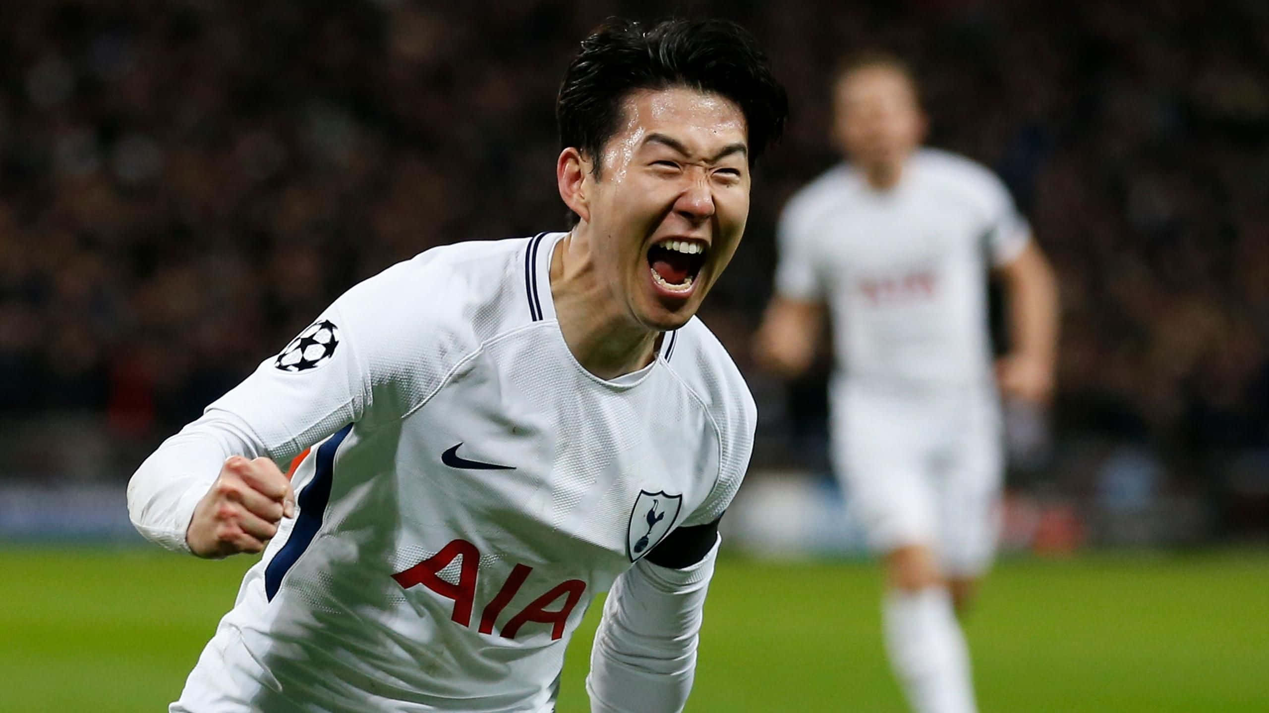 Tottenham kit, soccer player, stadium field, 2K Desktop Wallpaper
