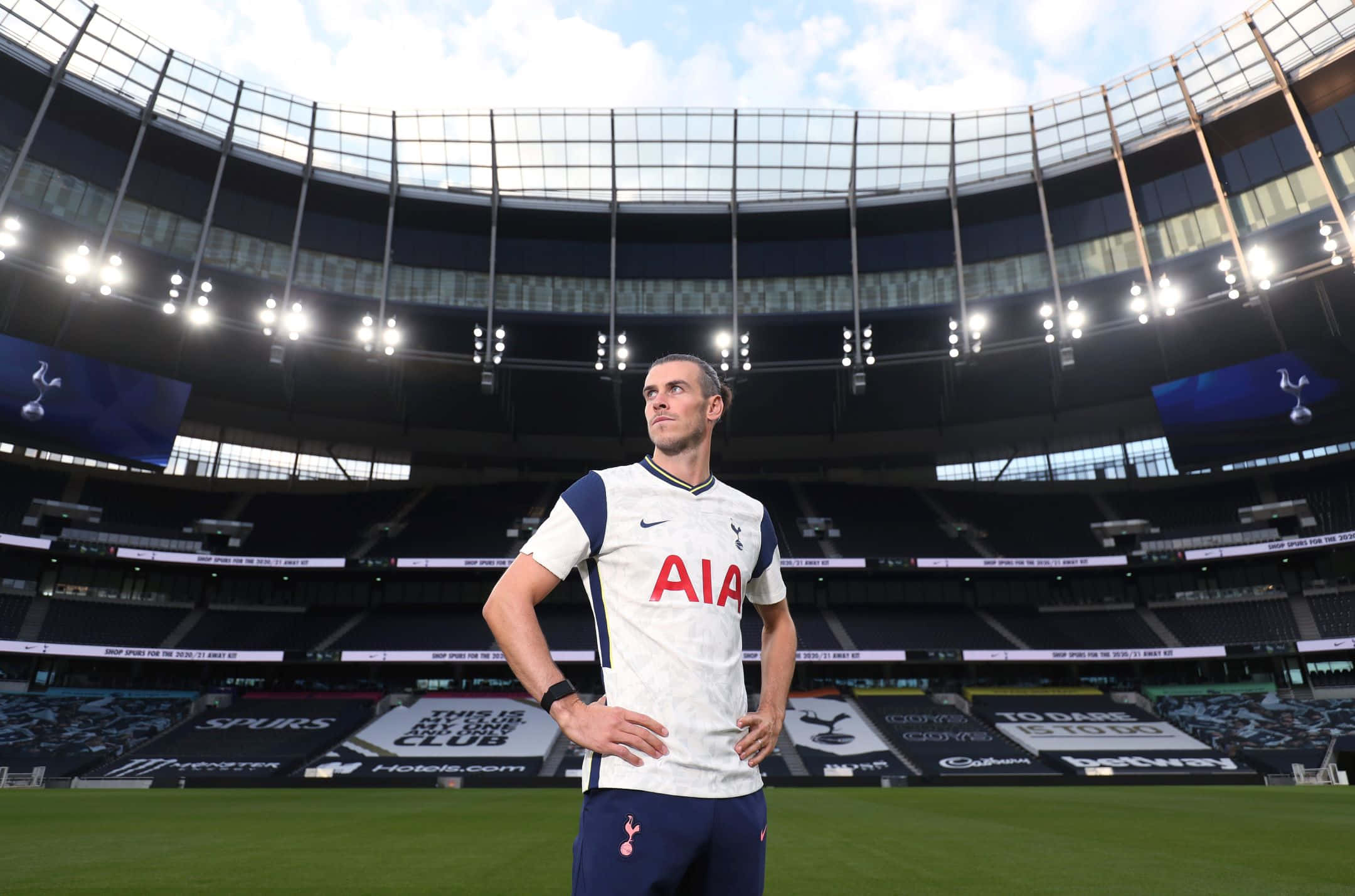Tottenham kit, empty stadium pitch, bright lights, Full HD Desktop Wallpaper