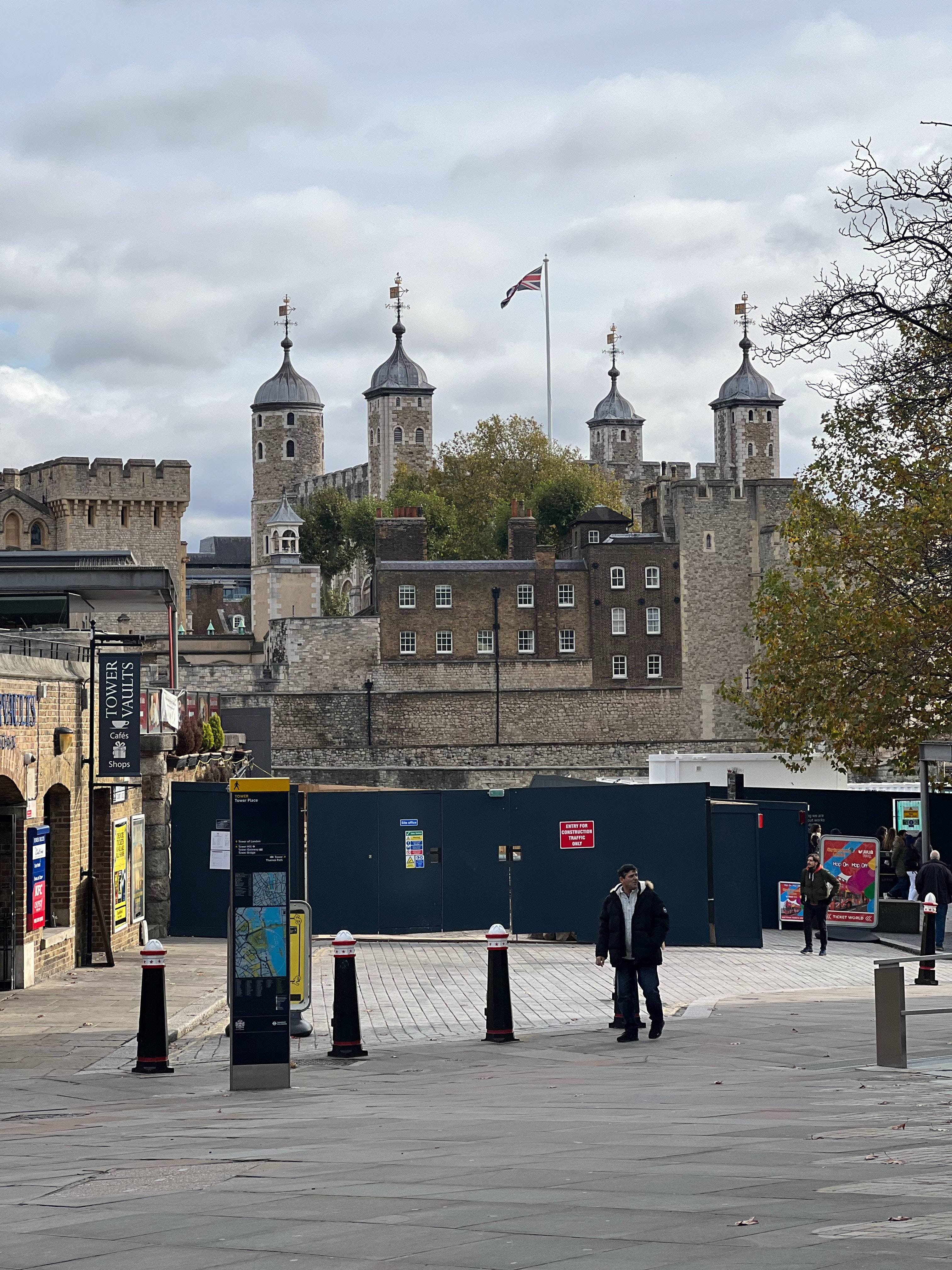 Tower Of London, blue gates, stone castle, 4K Phone Wallpaper