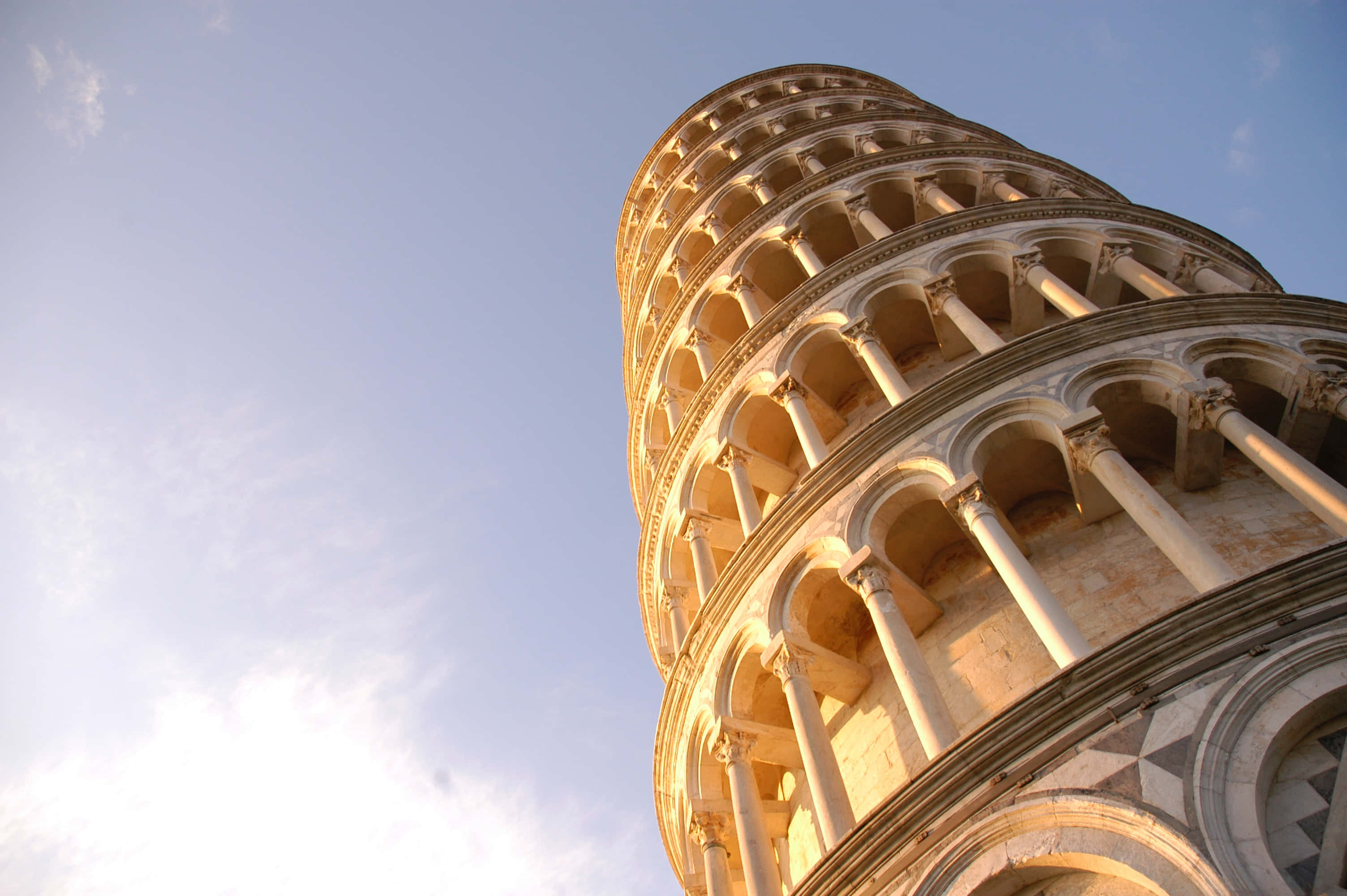 Tower Of Pisa, golden sunlight, clear blue sky, 2K Desktop Wallpaper