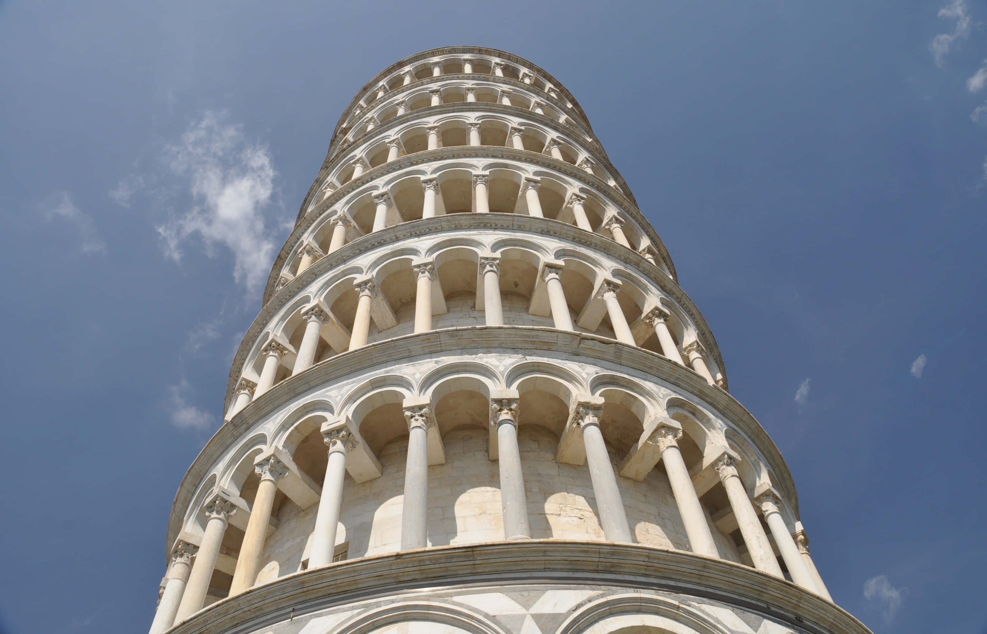 Tower Of Pisa, white marble, clear blue sky, 2K Desktop Wallpaper