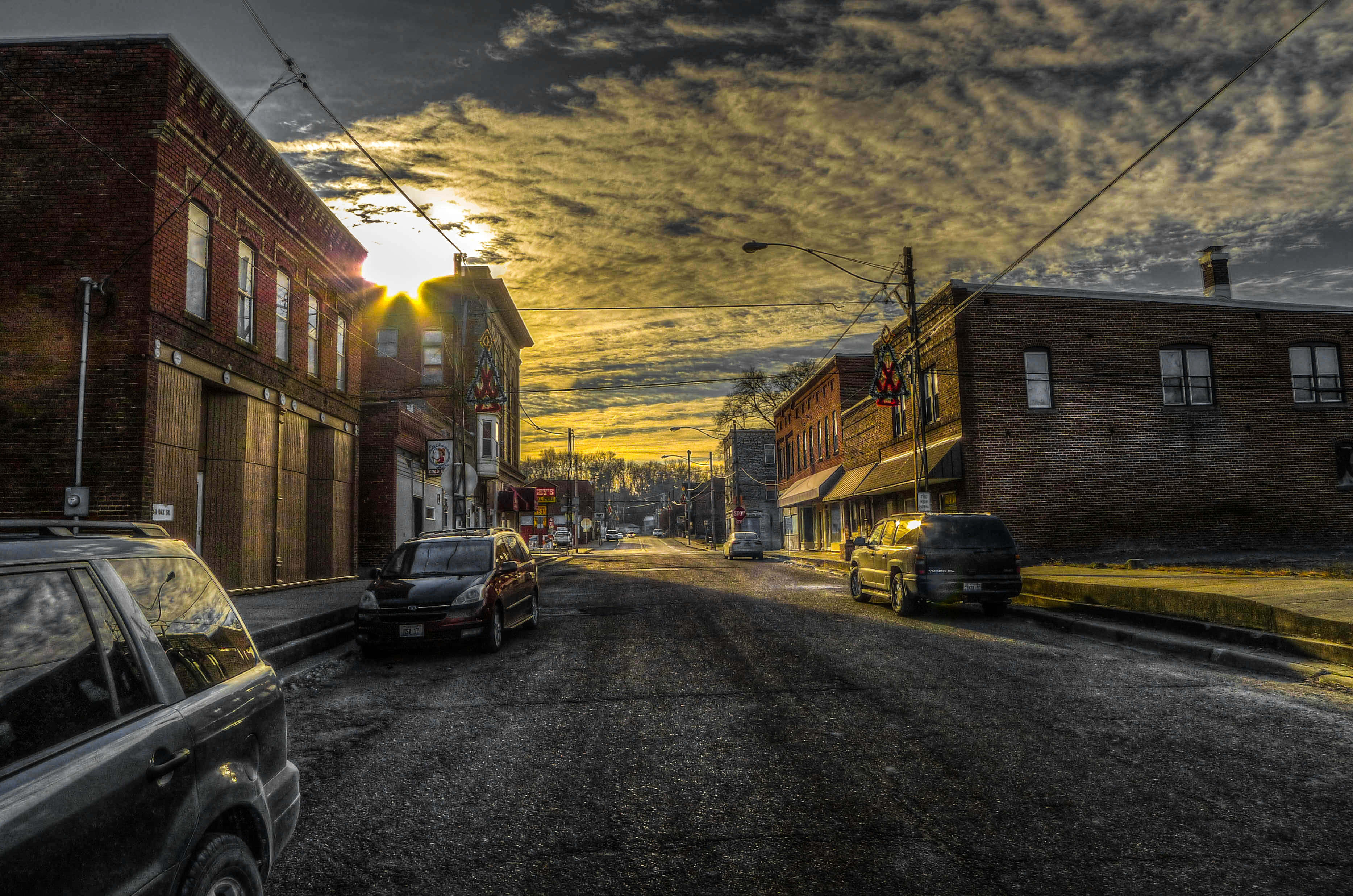 Sunset, cloudy sky, urban street, 2K Desktop Wallpaper