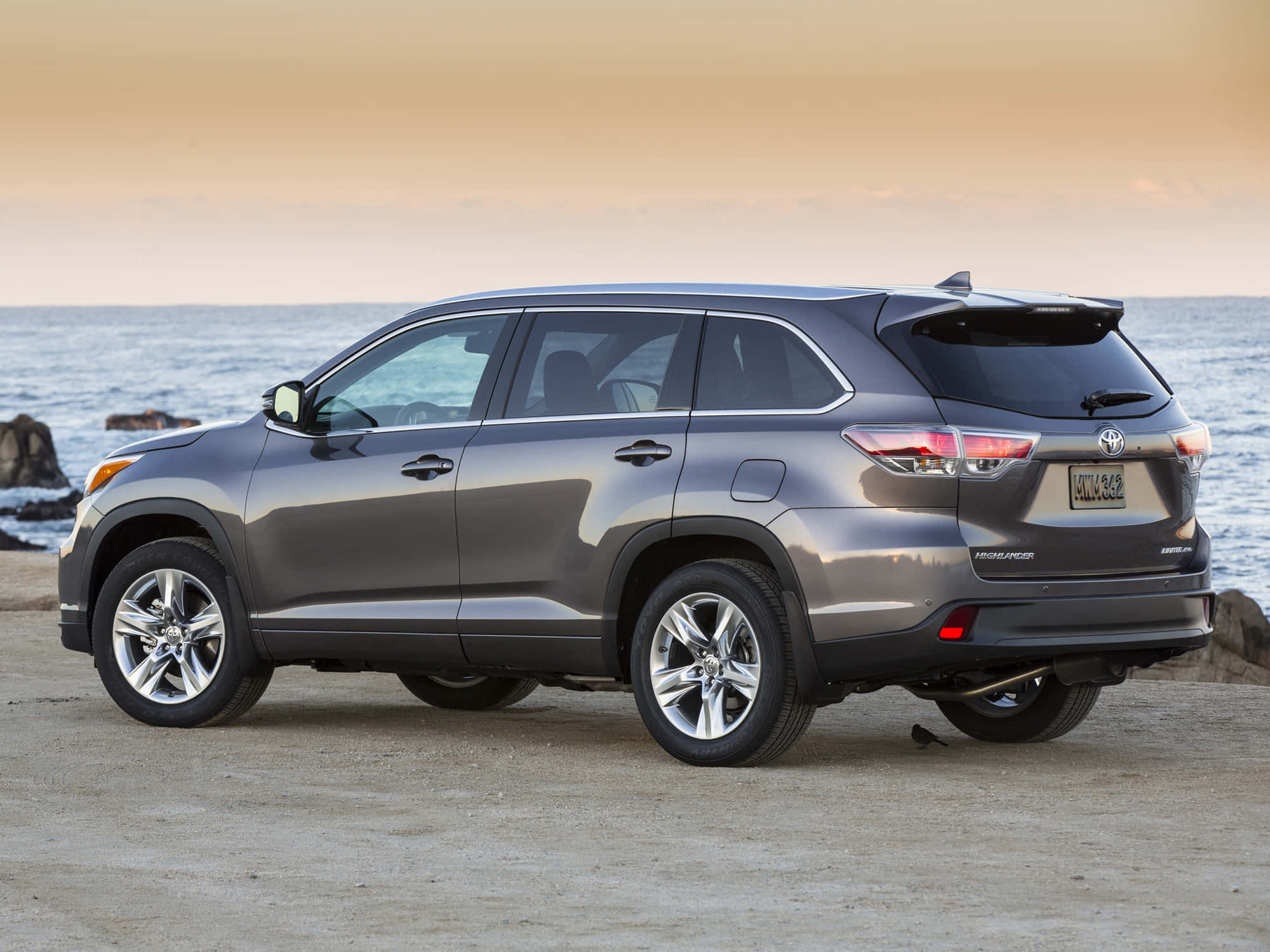 Toyota Highlander, sleek gray, sandy beach, Full HD Desktop Wallpaper