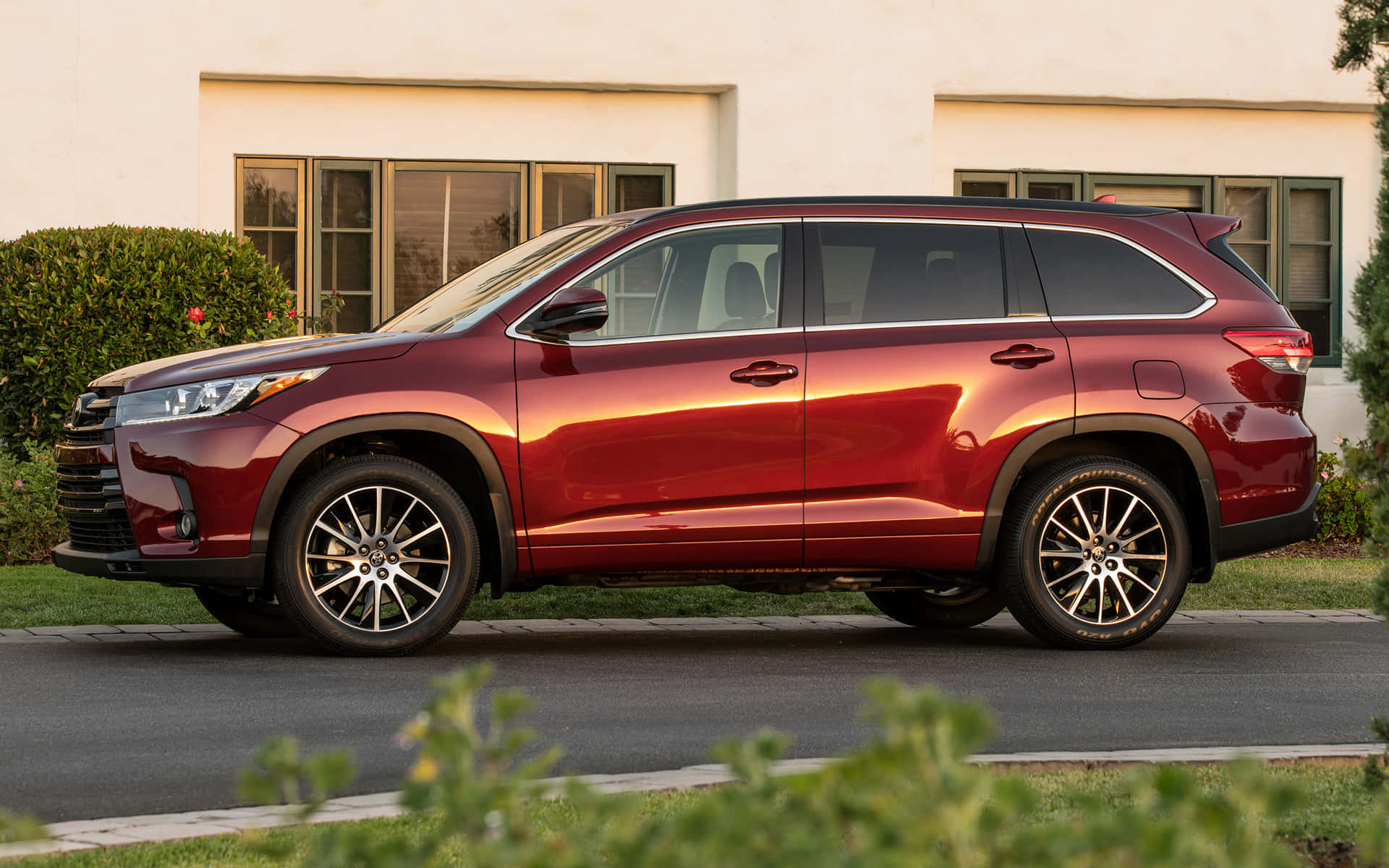 2022 Toyota Highlander, glossy red, mountainous terrain, Full HD Desktop Wallpaper