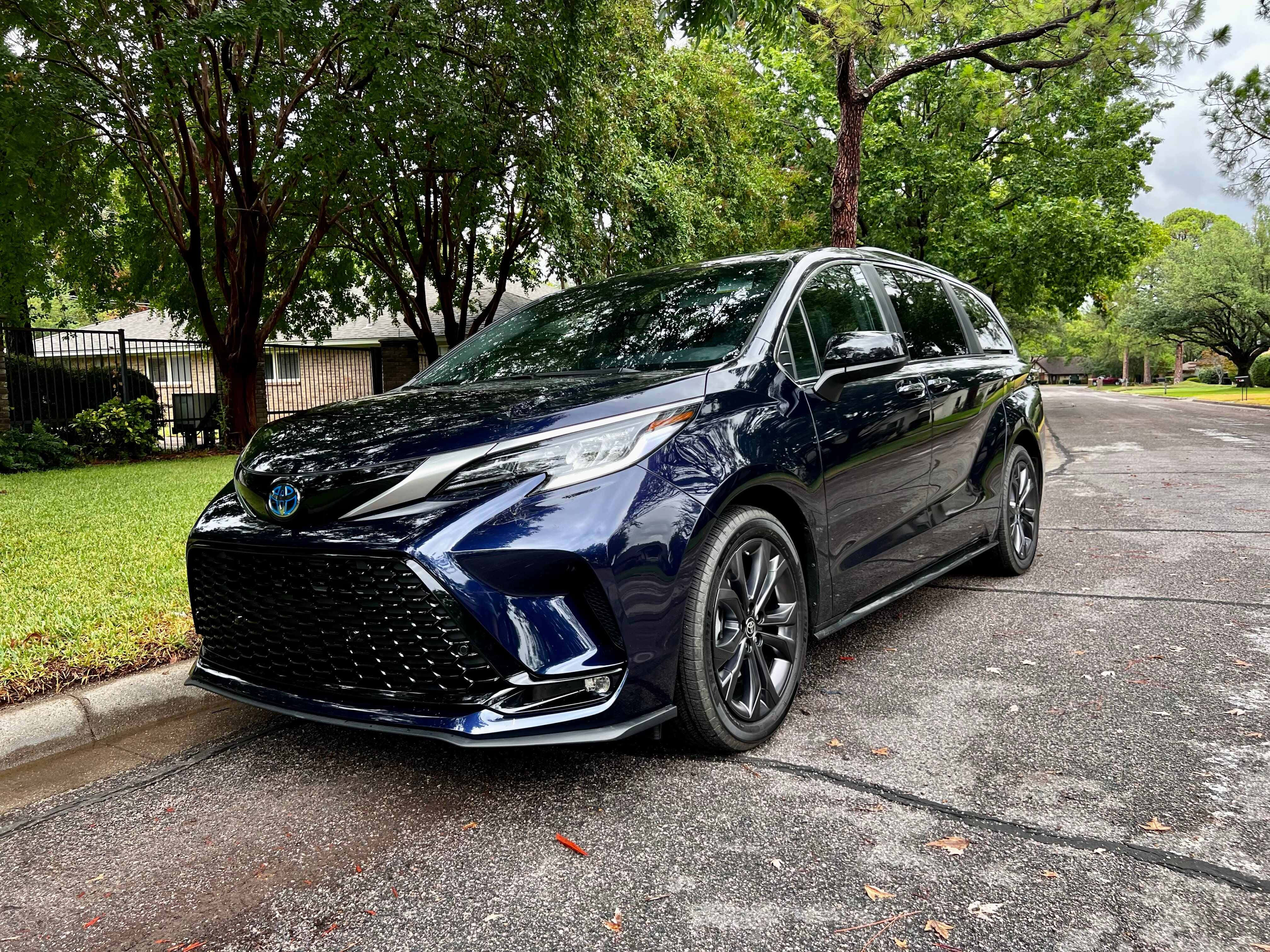 Toyota Sienna, dark blue, wet asphalt driveway, 4K Desktop Wallpaper