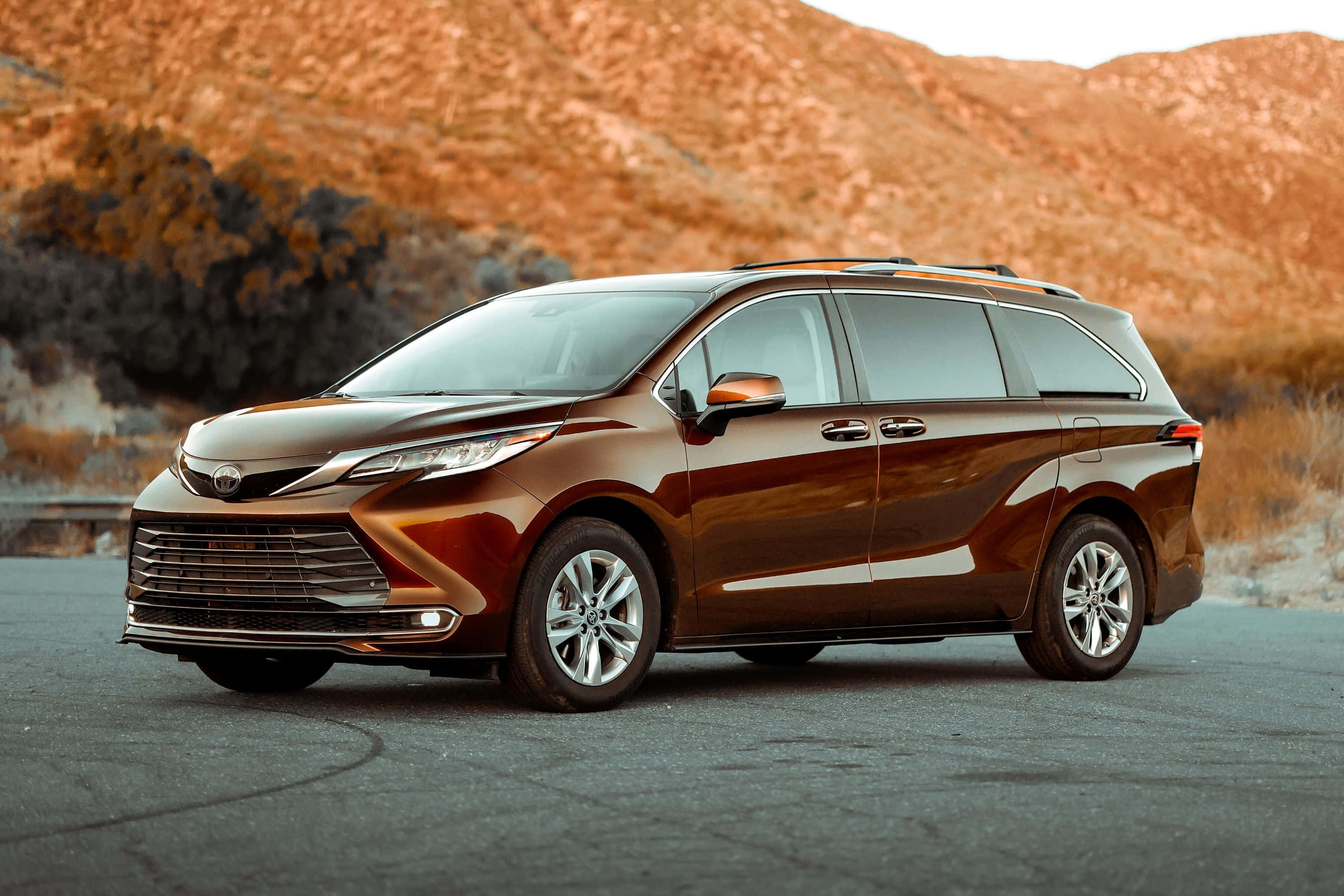 Toyota Sienna, bronze, asphalt, 2K Desktop Wallpaper