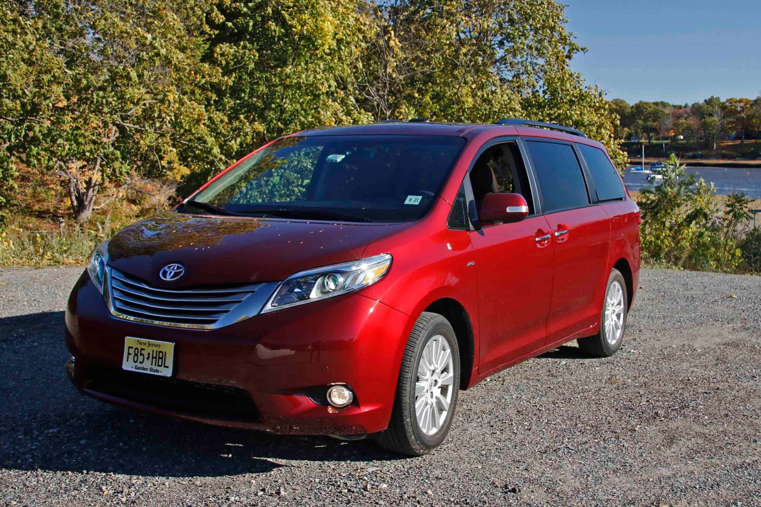 Red Toyota Sienna, minivan, glossy red, 2K Desktop Wallpaper