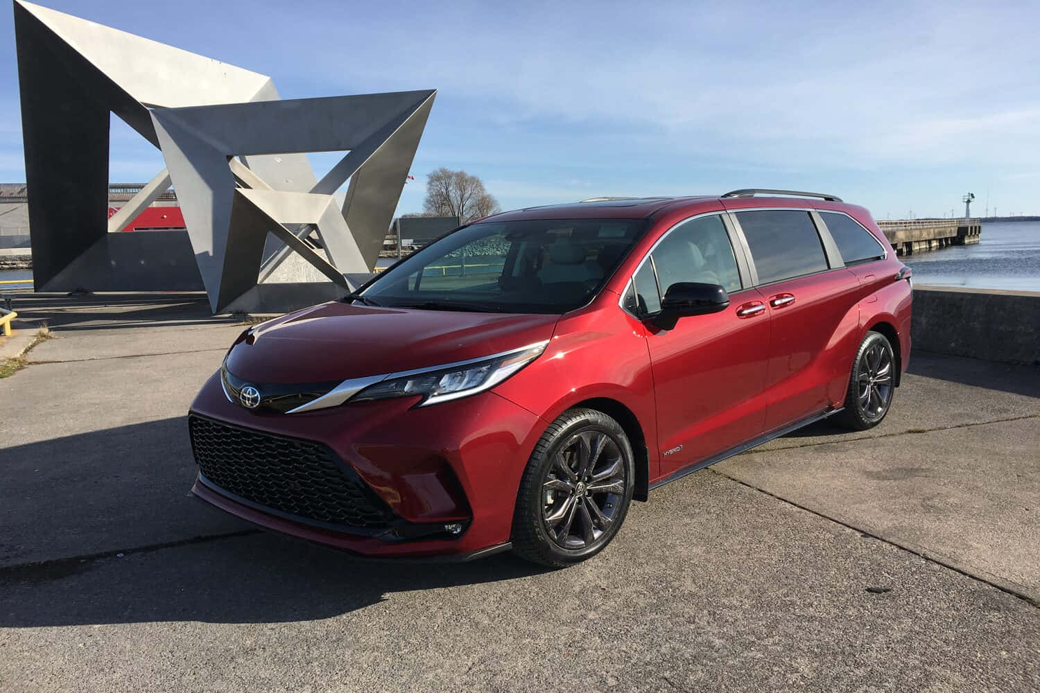 Red Toyota Sienna, minivan, modern geometric sculpture, HD Desktop Wallpaper