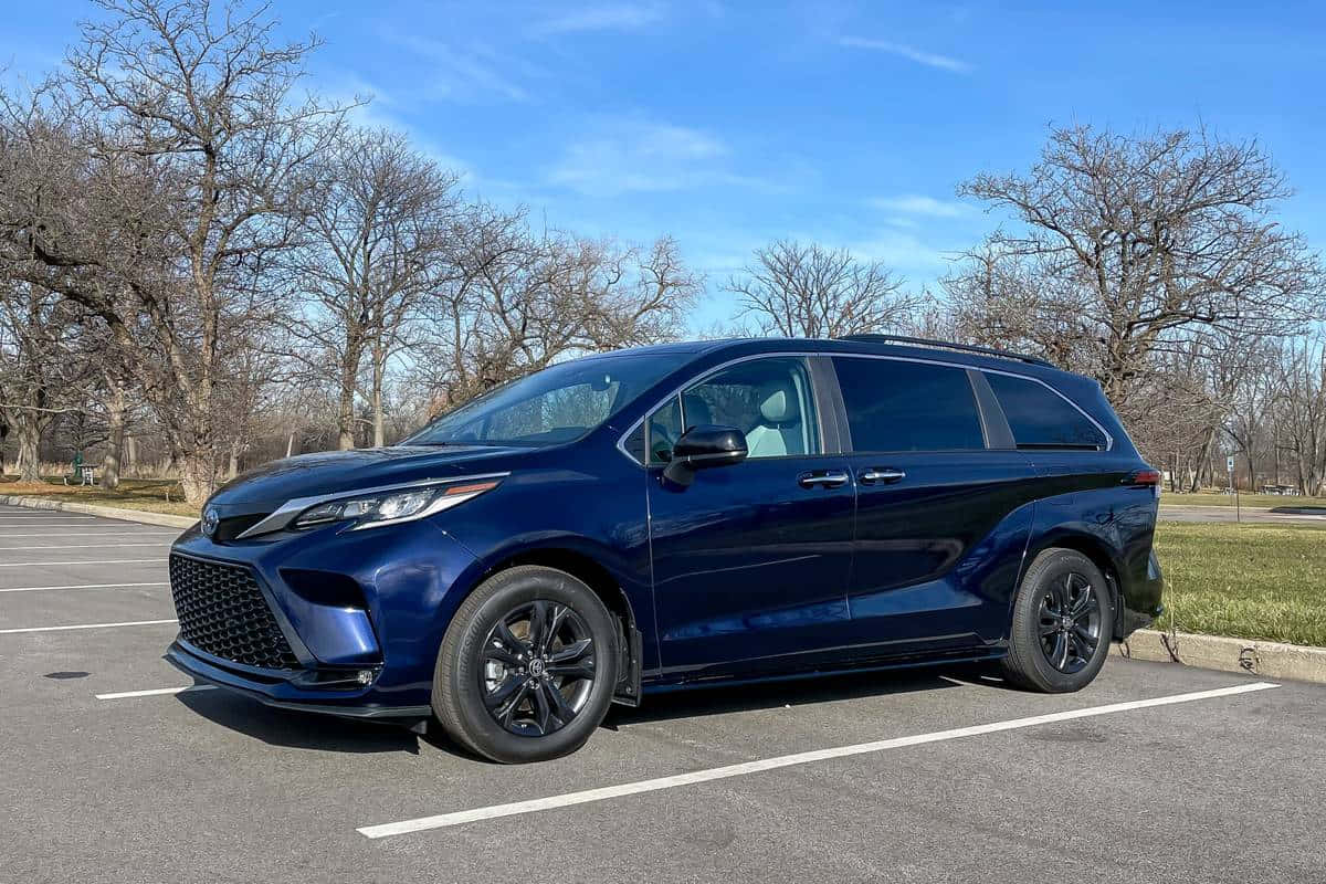 Toyota Sienna, dark blue, black trim, SD Desktop Wallpaper