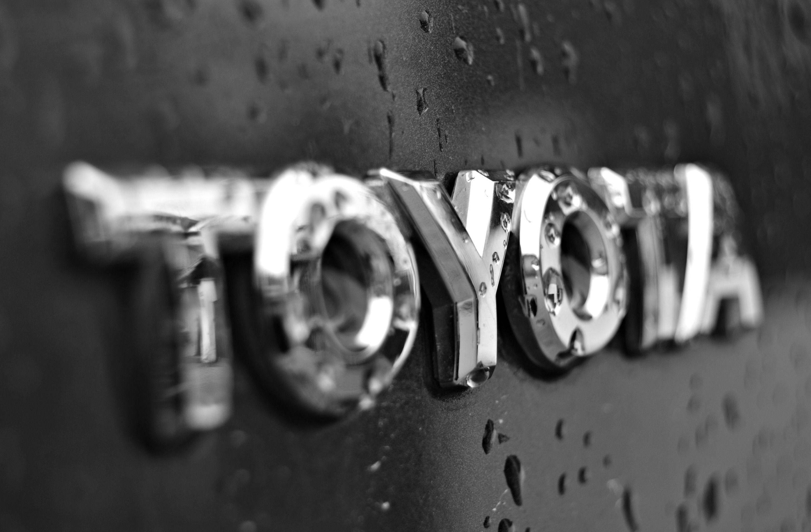 Toyota, emblem, car hood, 2K Desktop Wallpaper