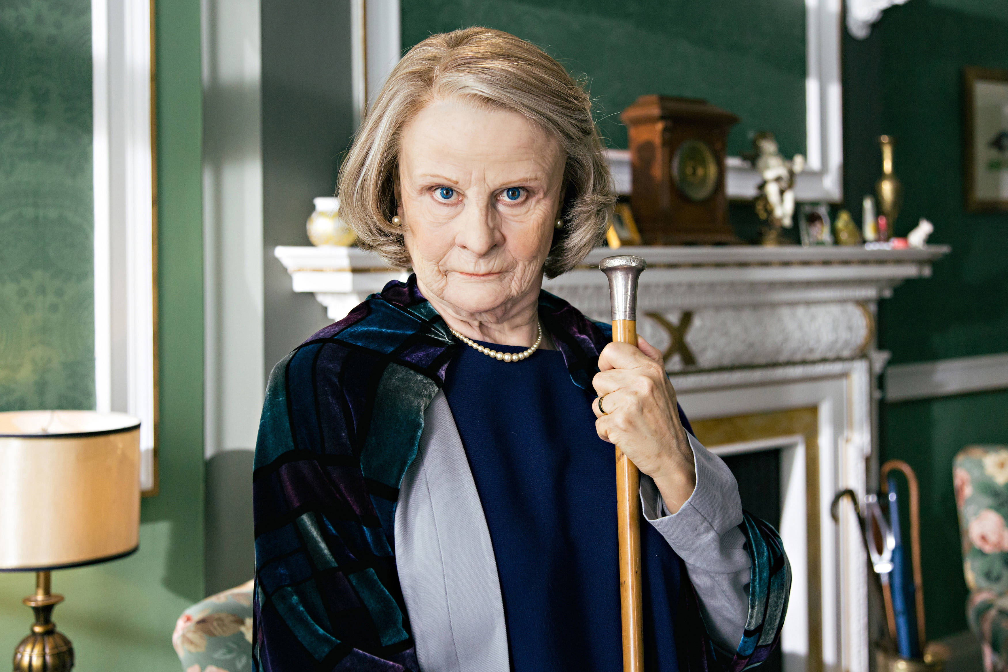 Tracey Ullman, piercing blue eyes, cane, 2K Desktop Wallpaper