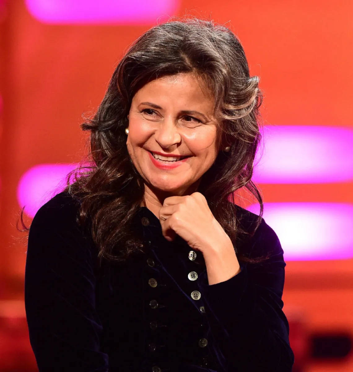 Tracey Ullman, vibrant red and pink blurred background, dark wavy hair, SD Phone Wallpaper