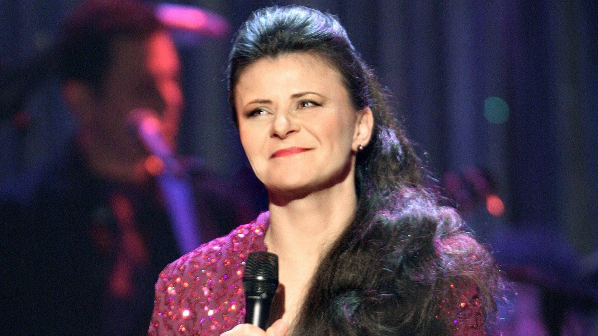 Tracey Ullman, sparkling pink top, microphone, Full HD Desktop Wallpaper