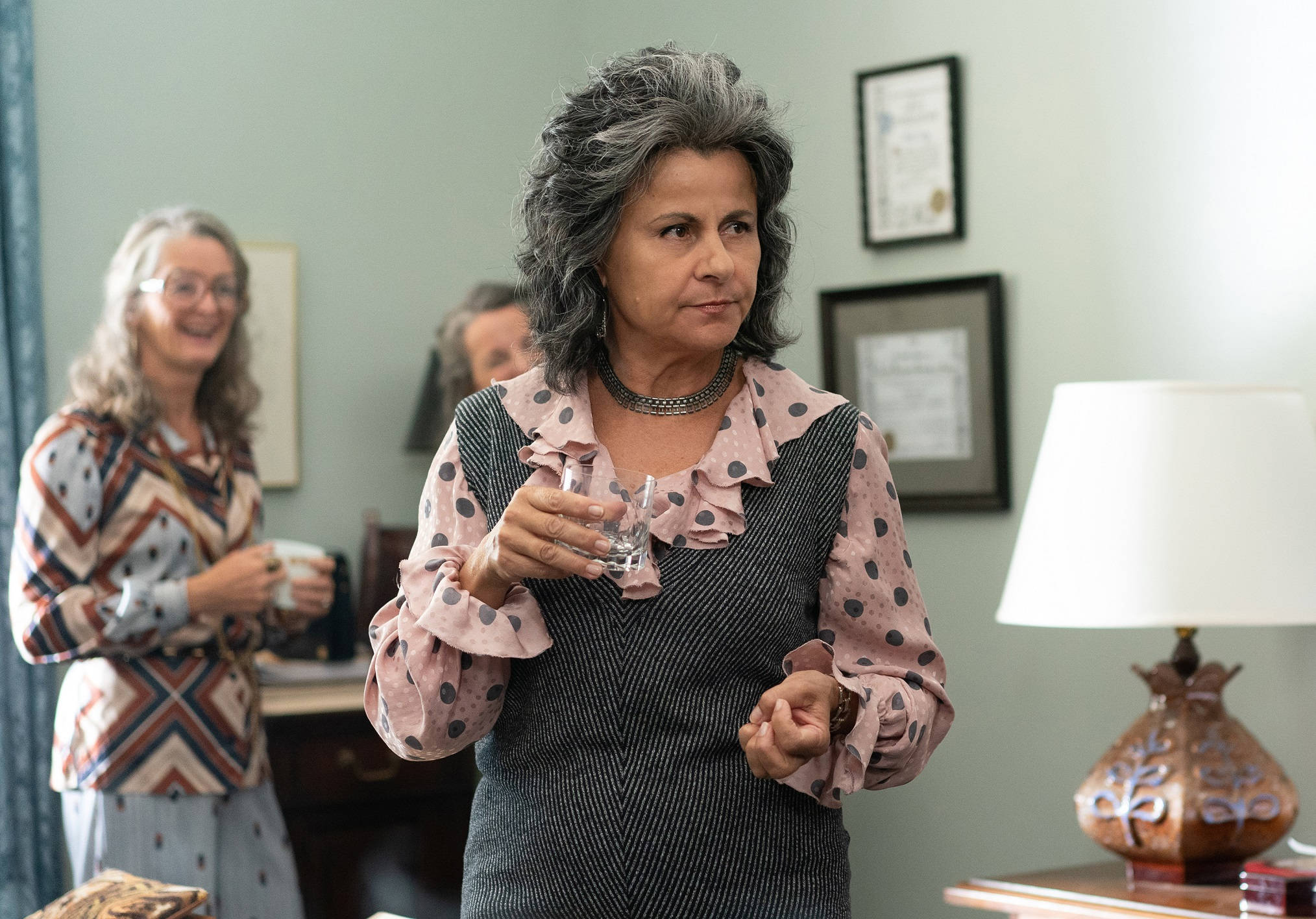 Tracey Ullman, movie scene, gray hair, Full HD Desktop Wallpaper