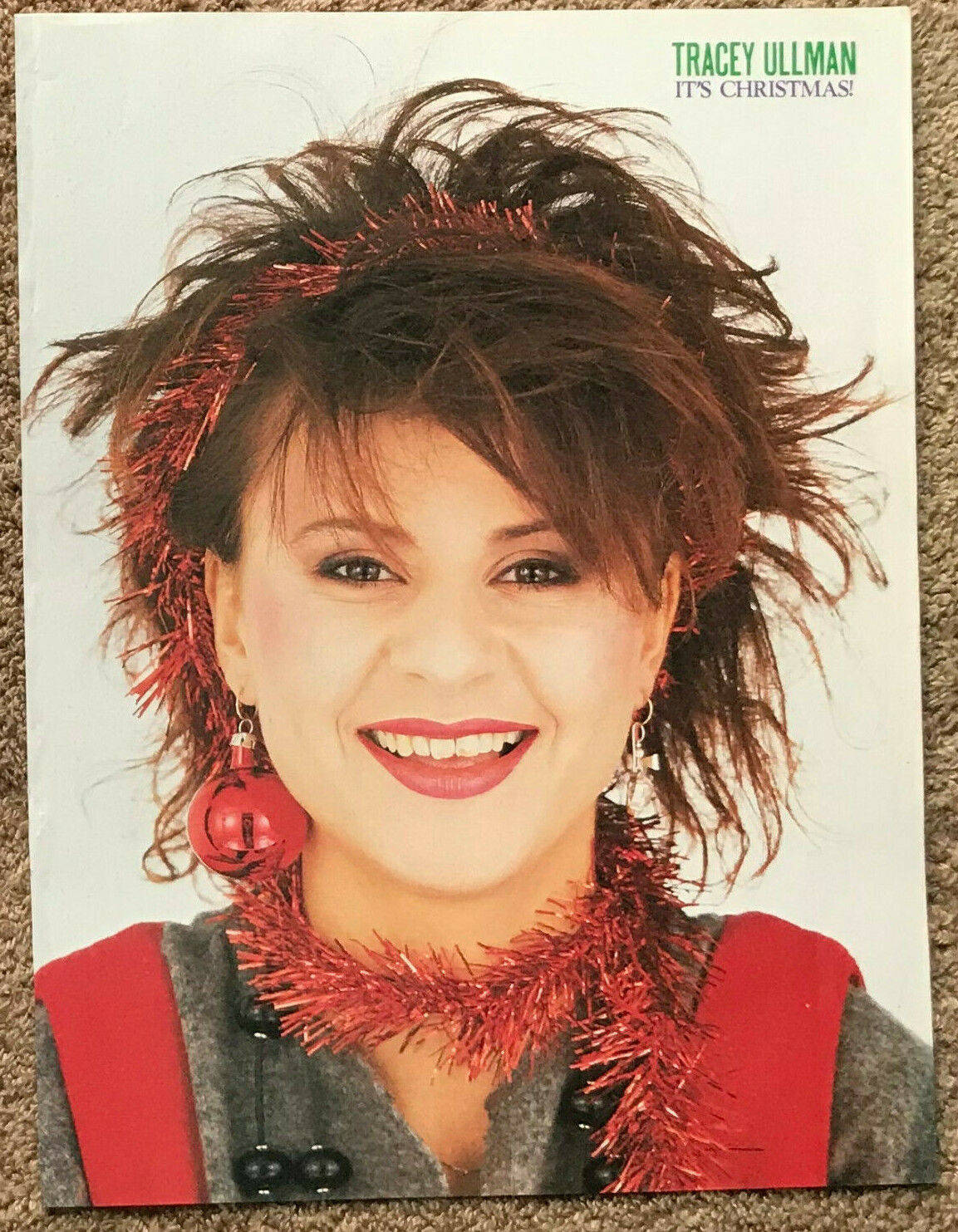 Tracey Ullman, red tinsel, hair, HD Phone Wallpaper