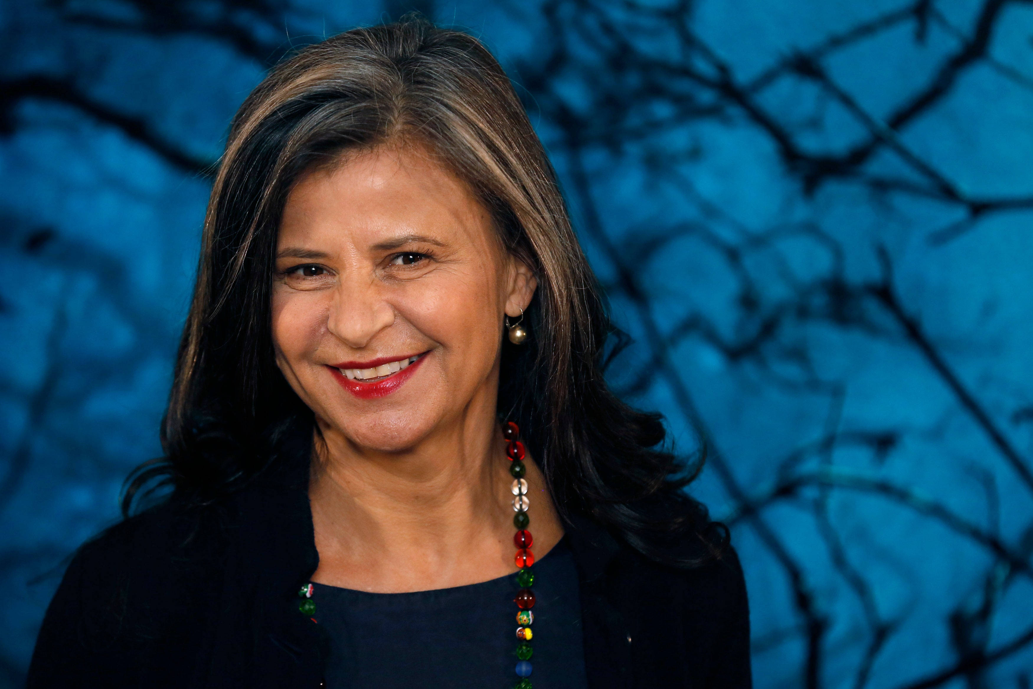 Tracey Ullman, dark hair, red lipstick, 2K Desktop Wallpaper