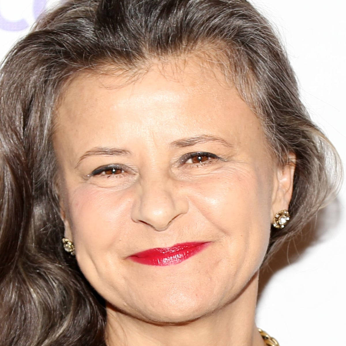 Tracey Ullman, gray hair, bold red lipstick, SD Desktop Wallpaper