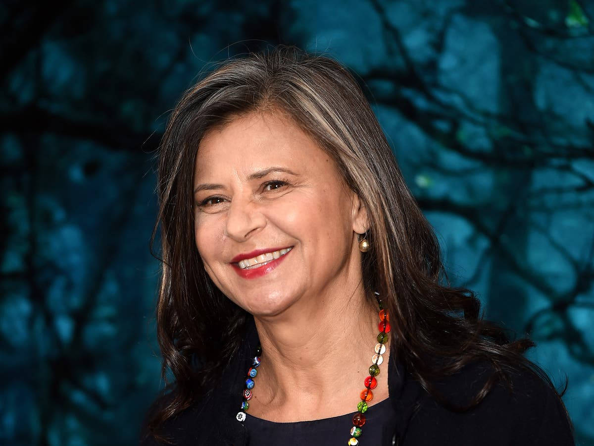 Tracey Ullman, dark hair, colorful beads, SD Desktop Wallpaper