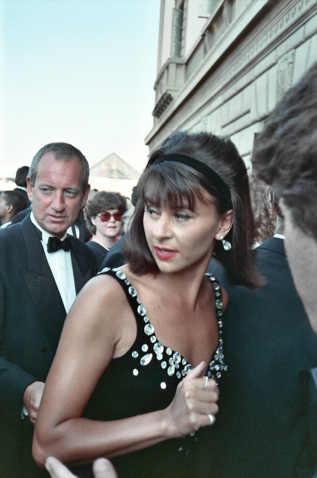 Tracey Ullman, black bejeweled dress, headband, HD Phone Wallpaper