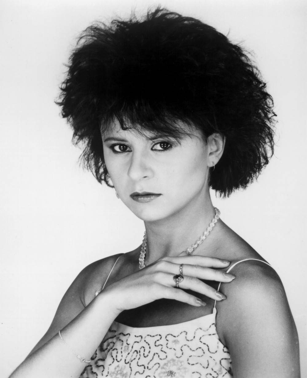 Tracey Ullman, black and white portrait, voluminous 80s hairstyle, SD Phone Wallpaper