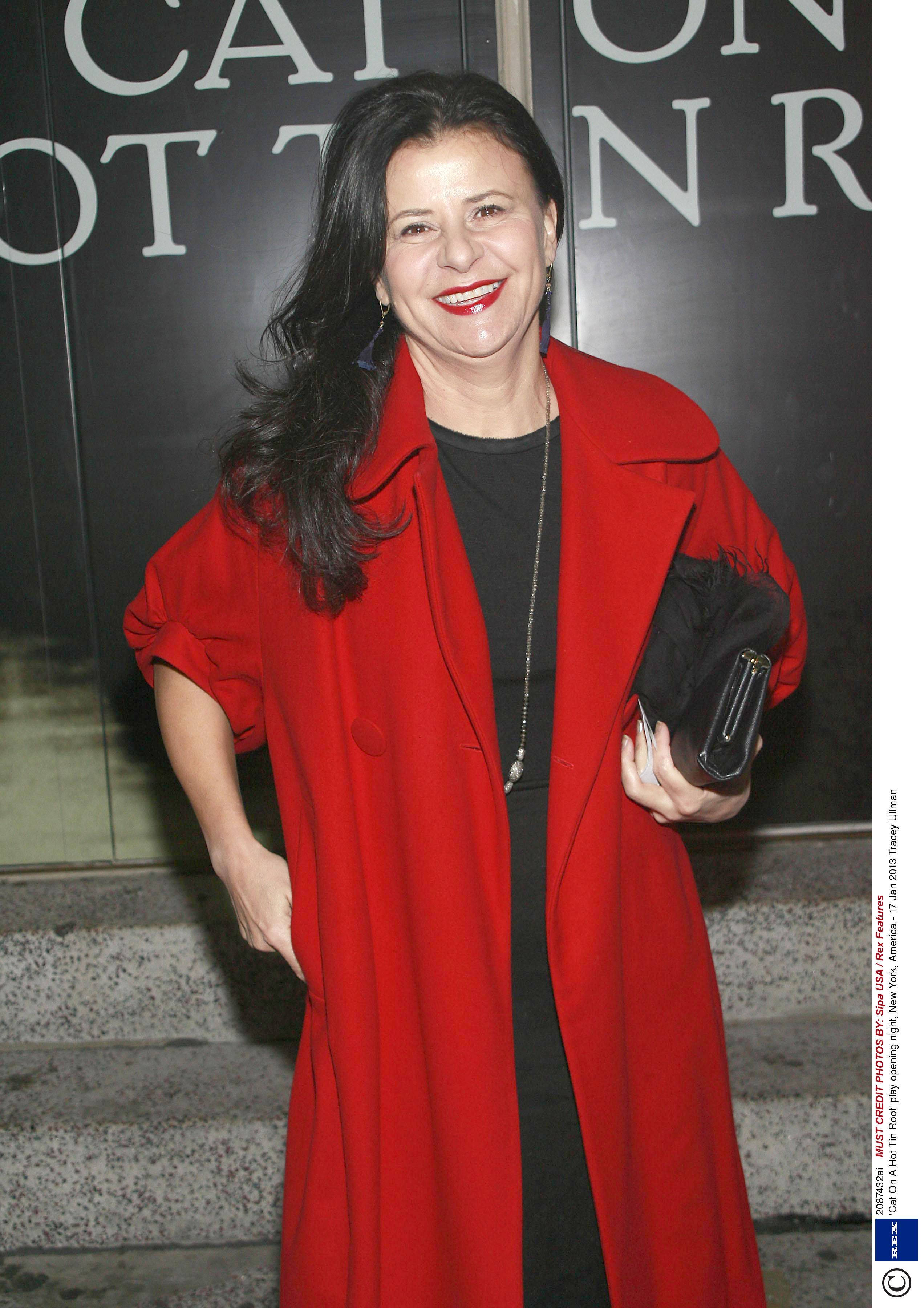 Tracey Ullman, red carpet, bold red coat, 2K Phone Wallpaper