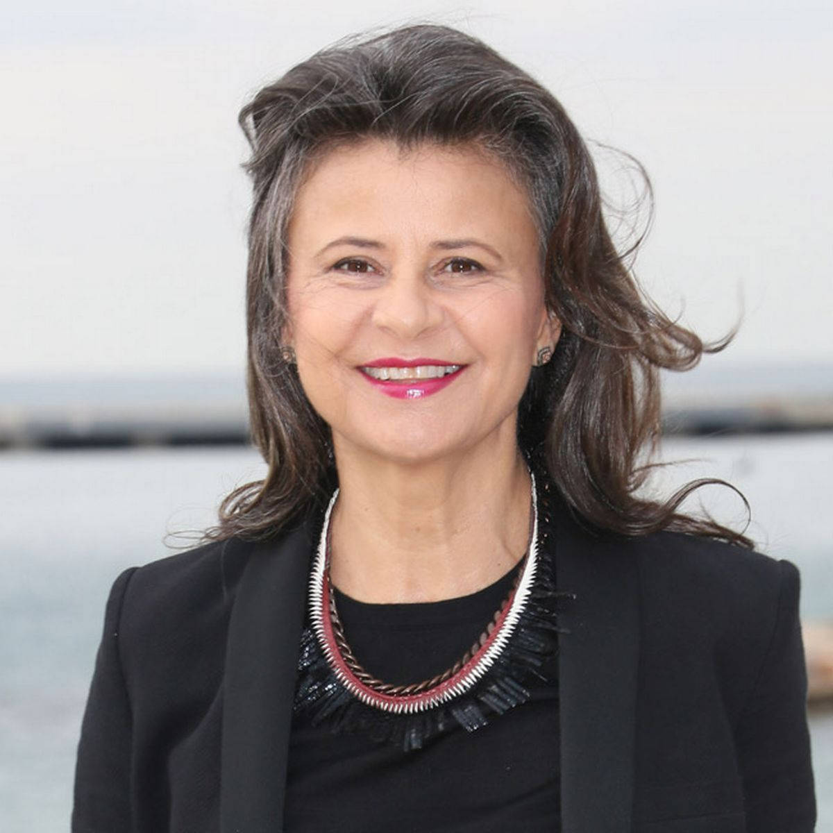 Tracey Ullman, black blazer, statement necklace, SD Desktop Wallpaper