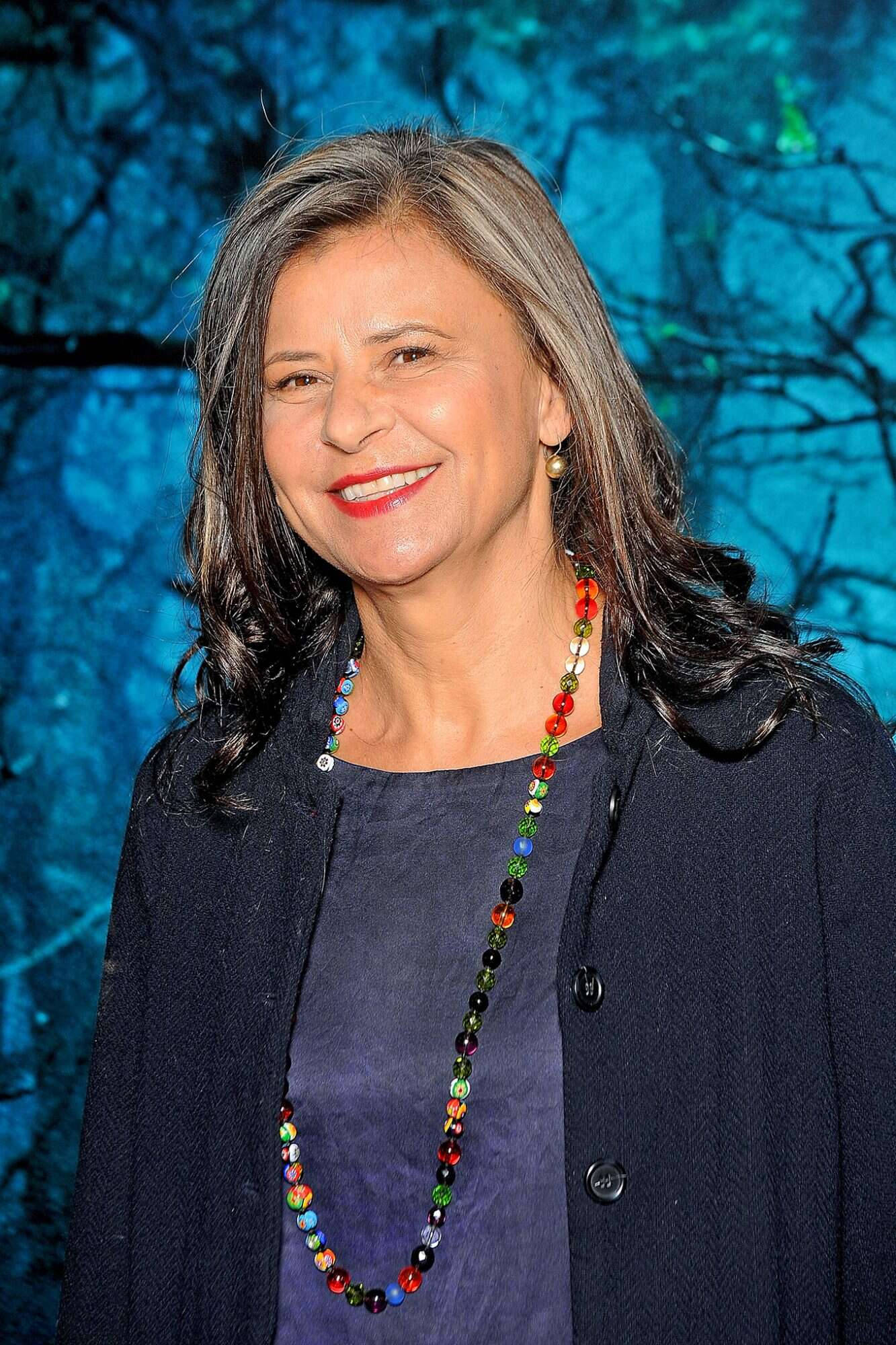 Tracey Ullman, gray hair, colorful beaded necklace, Full HD Phone Wallpaper