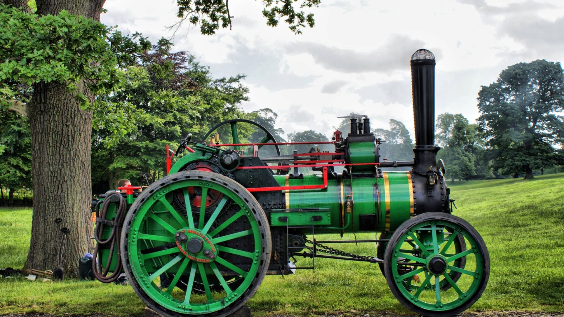 green traditional steam tractor, vintage green steam tractor, red accents, Full HD Desktop Wallpaper