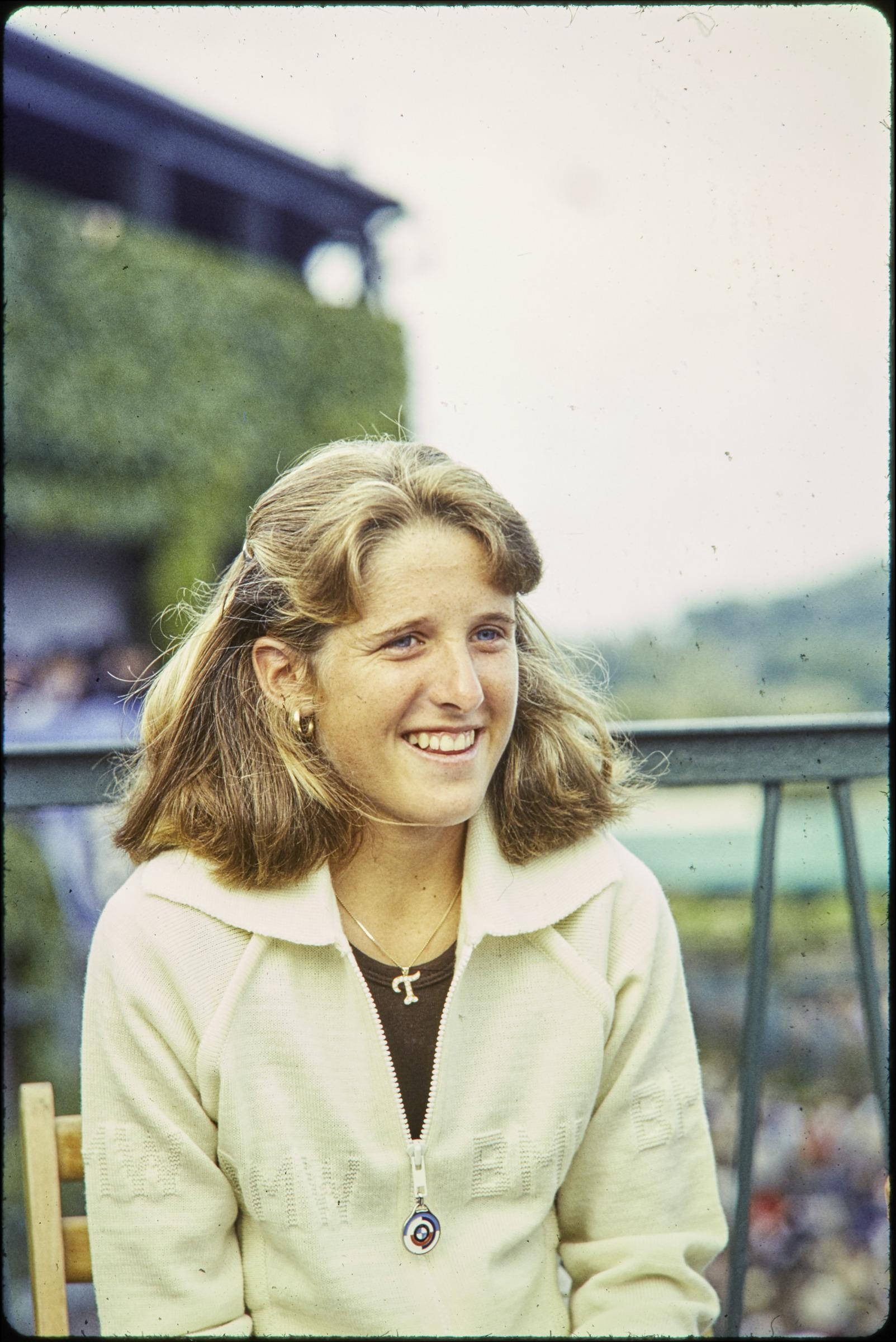 Tracy Austin, blonde hair, cream zip-up jacket, Full HD Phone Wallpaper