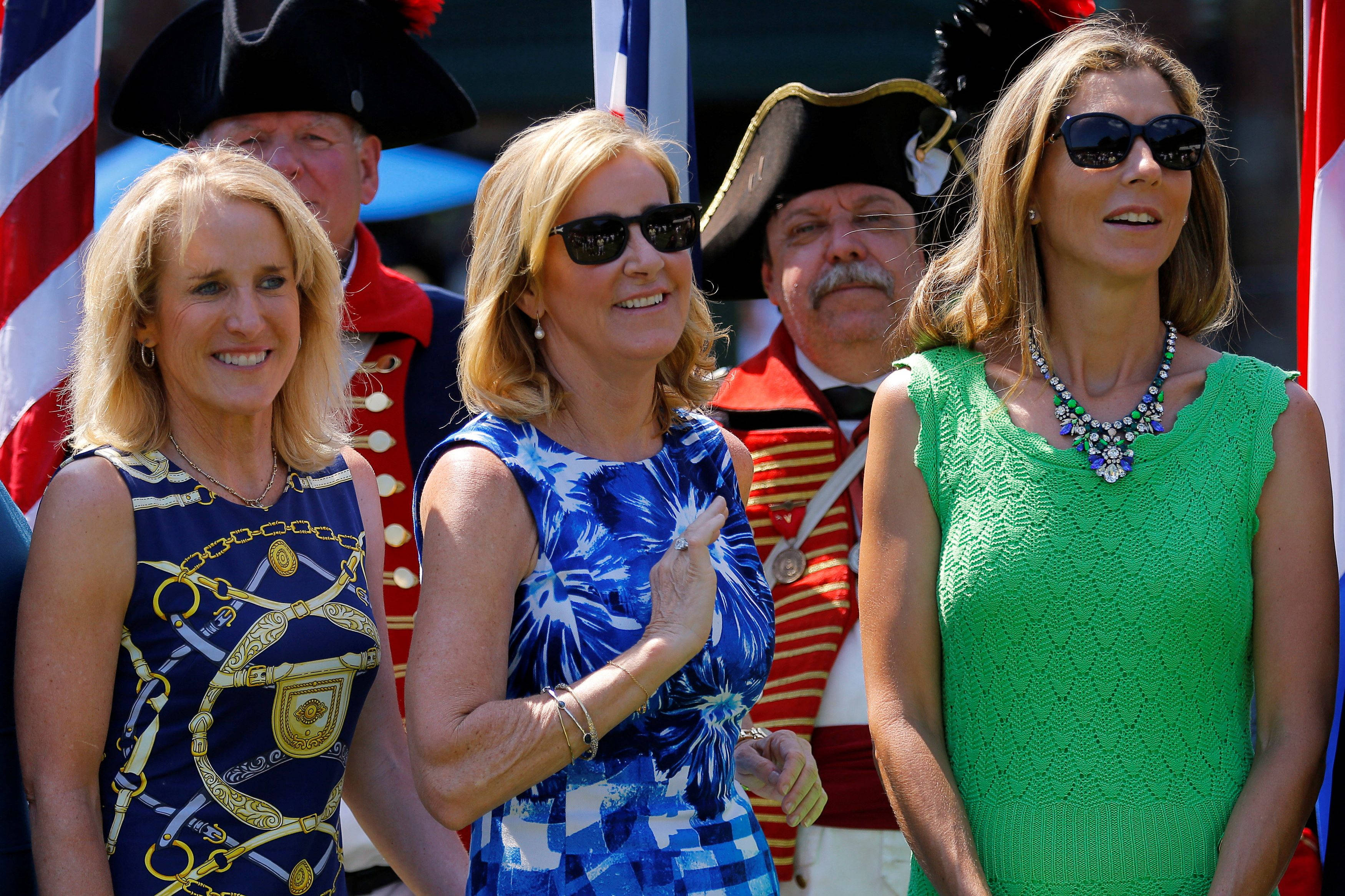 Tracy Austin, blue casual dress, sunglasses, 2K Desktop Wallpaper