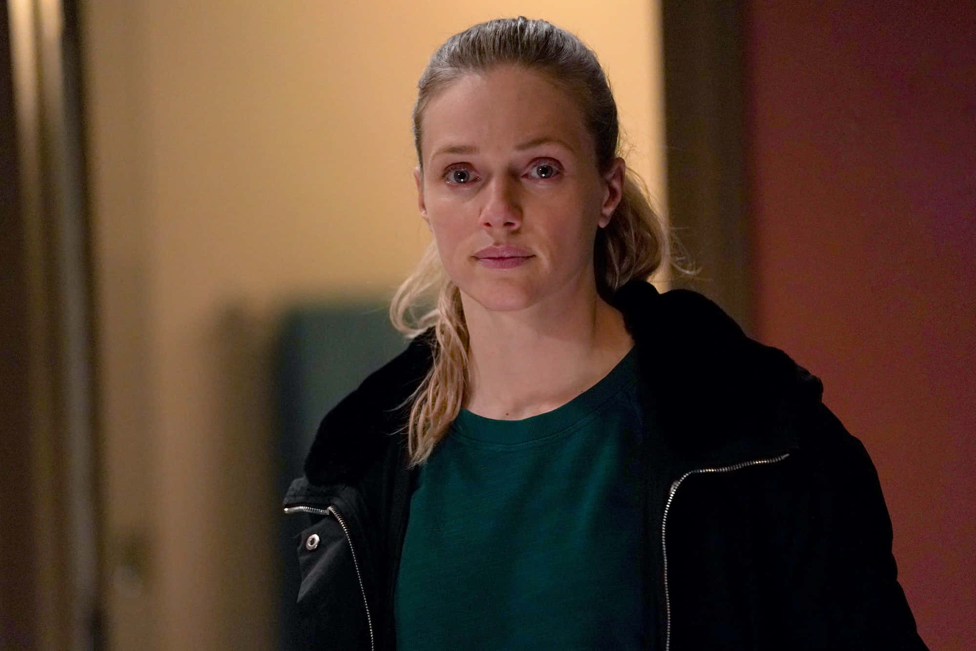 Tracy Spiridakos, blonde hair tied back, black jacket, Full HD Desktop Wallpaper