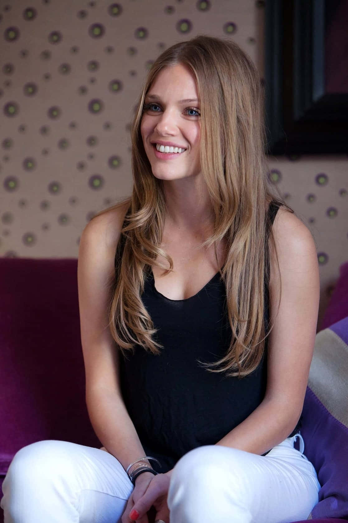 Tracy Spiridakos, long blonde hair, purple couch, HD Phone Wallpaper
