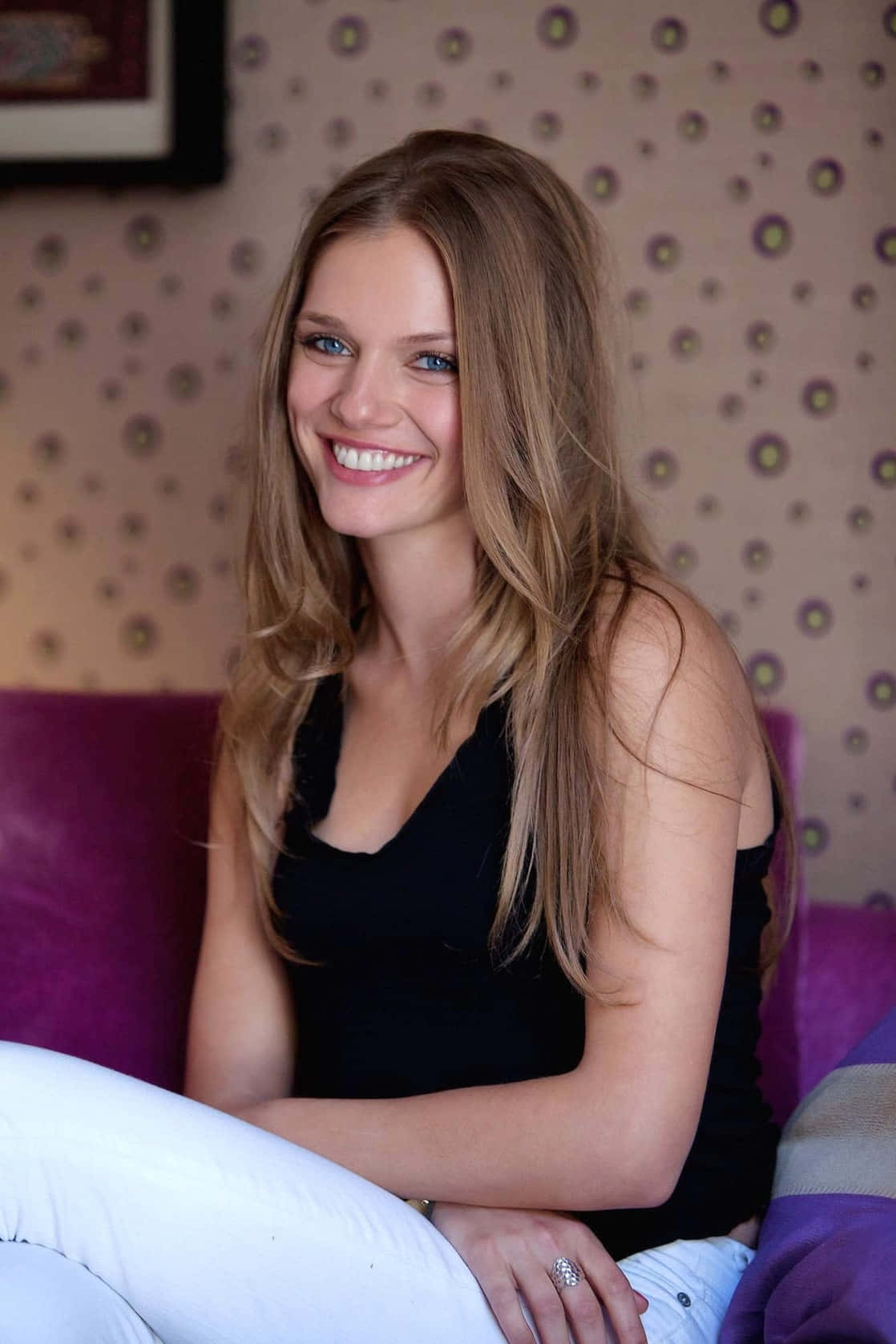Tracy Spiridakos, long blonde hair, purple couch, HD Phone Wallpaper