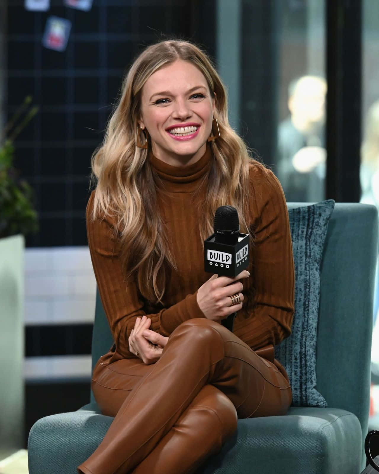 Tracy Spiridakos, brown turtleneck, leather pants, HD Phone Wallpaper