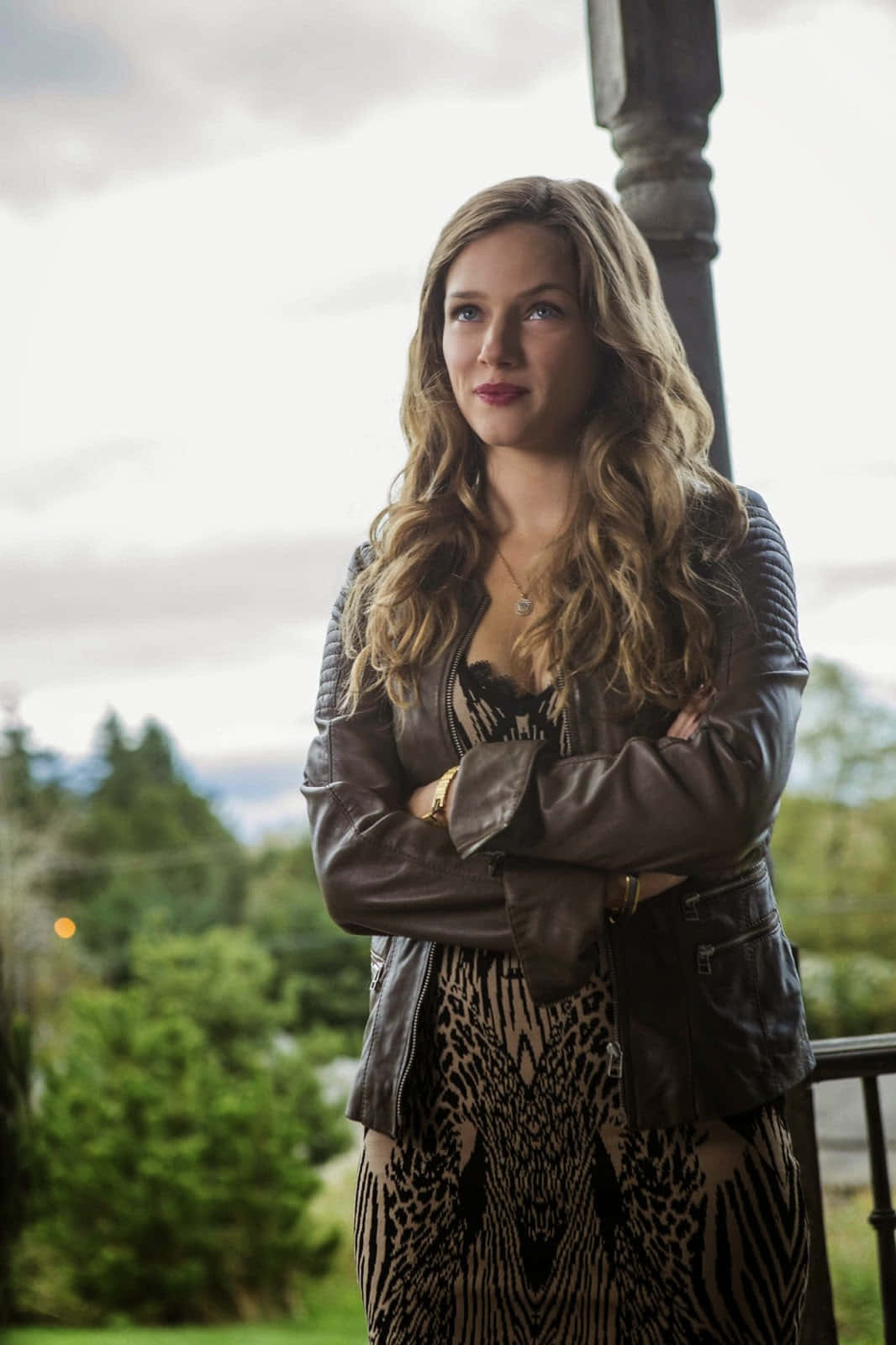 Tracy Spiridakos, leather jacket, leopard print dress, HD Phone Wallpaper