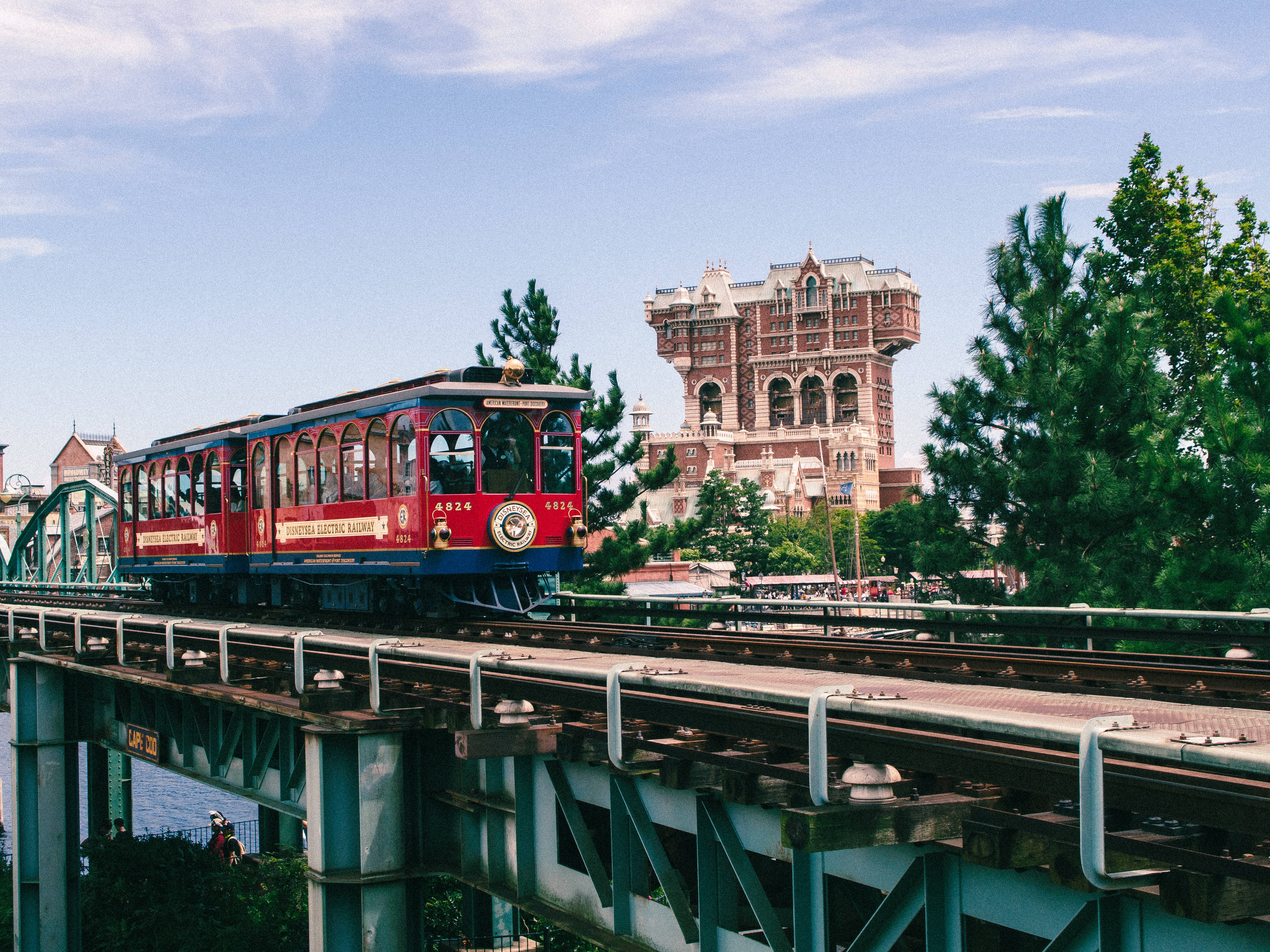 red tram, green steel bridge, clear blue sky, 4K Desktop Wallpaper