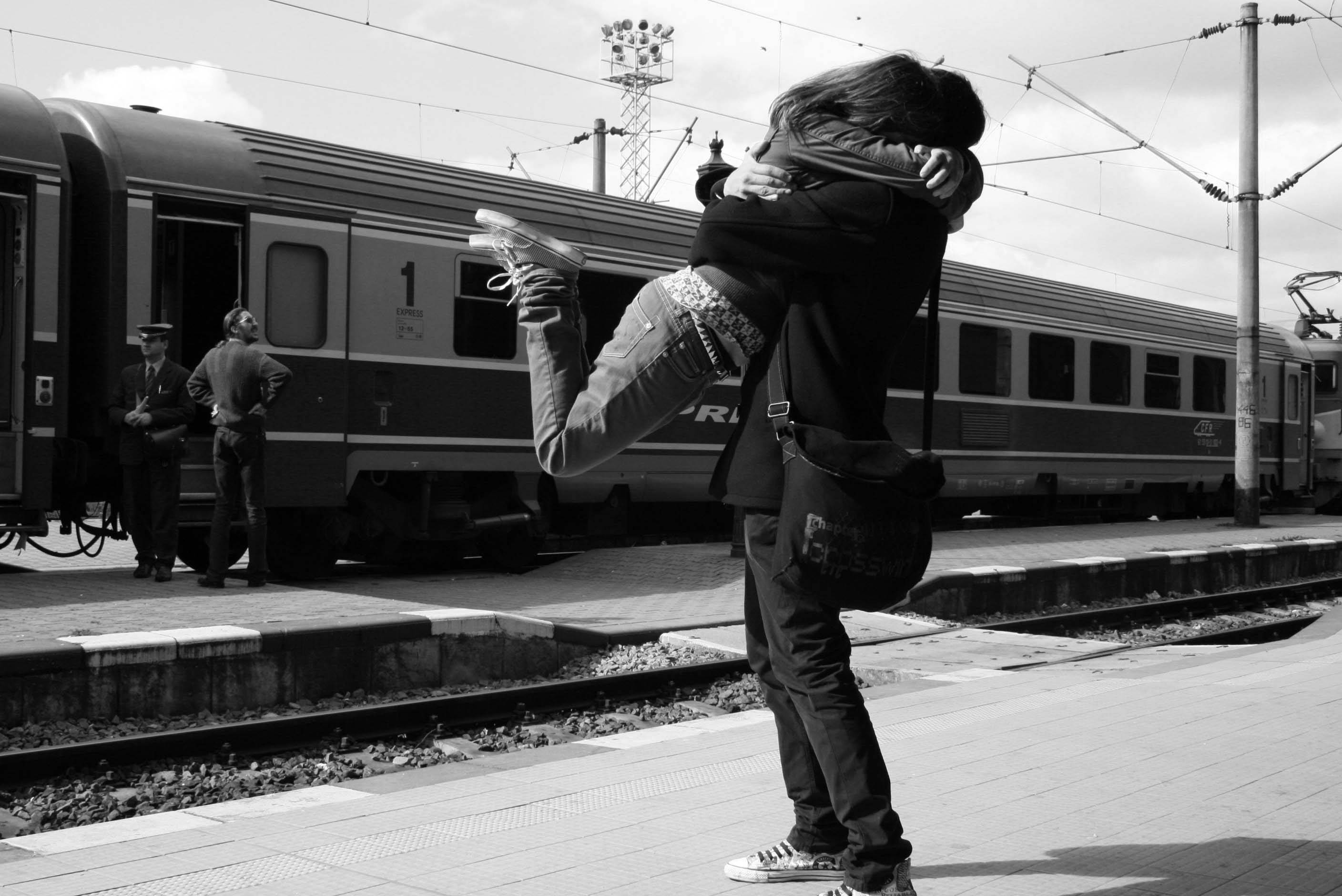 black and white photo, couple, train station platform, 2K Desktop Wallpaper