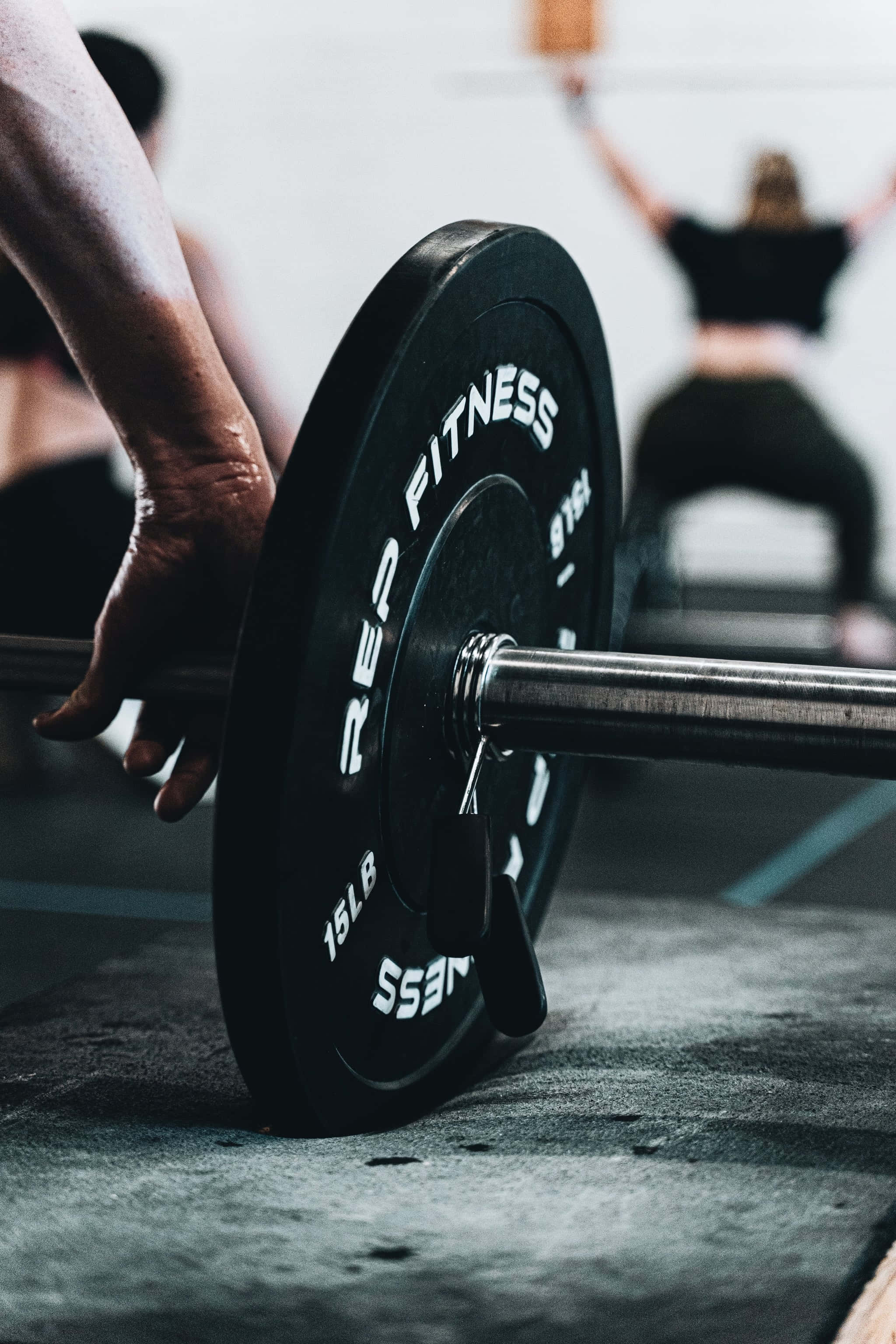 barbell, 15lb weight plate, hand gripping, 2K Phone Wallpaper